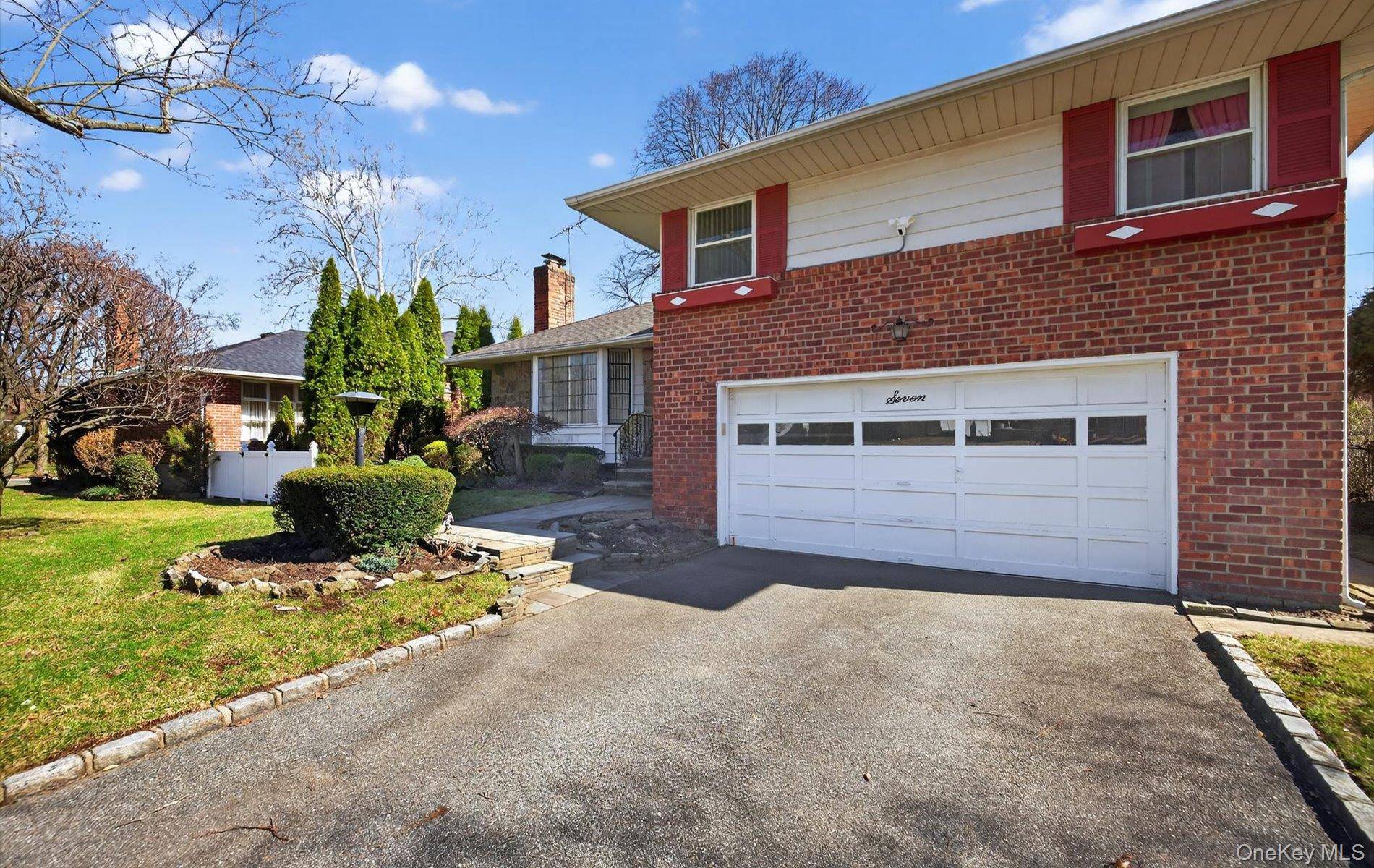 3 Bedroom Home for Sale in New Hyde Park - New York - USA - 2