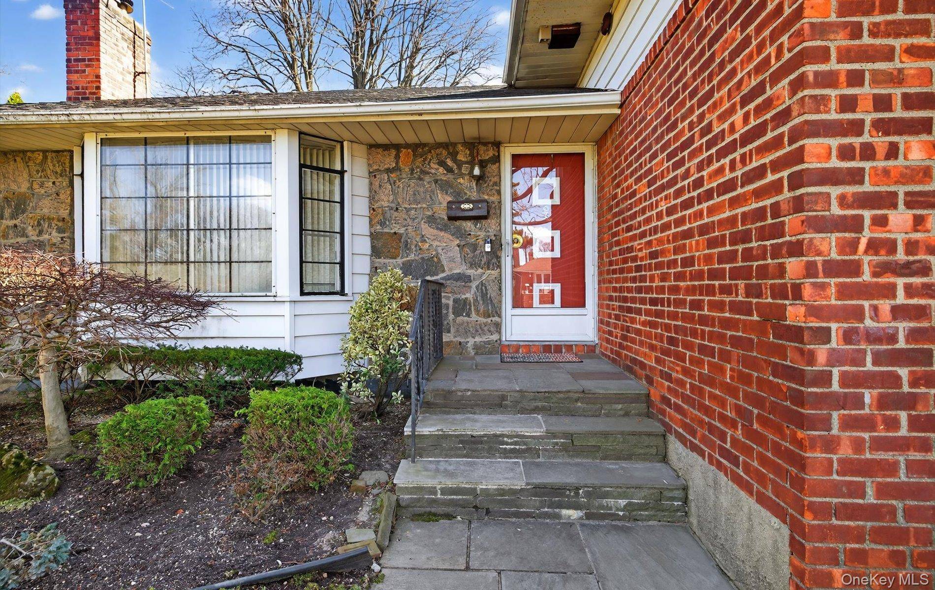 3 Bedroom Home for Sale in New Hyde Park - New York - USA - 3