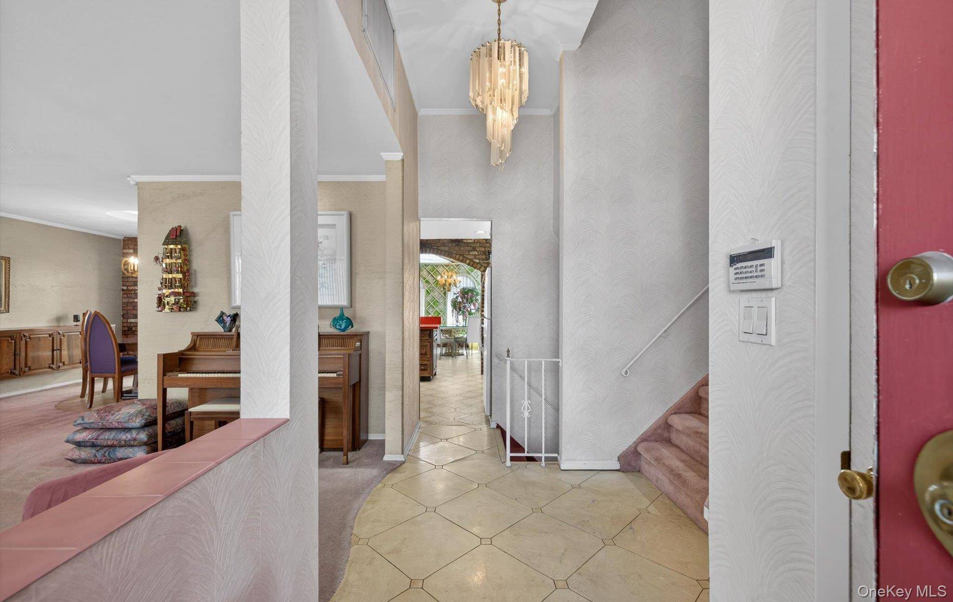 3 Bedroom Home for Sale in New Hyde Park - New York - USA - 4