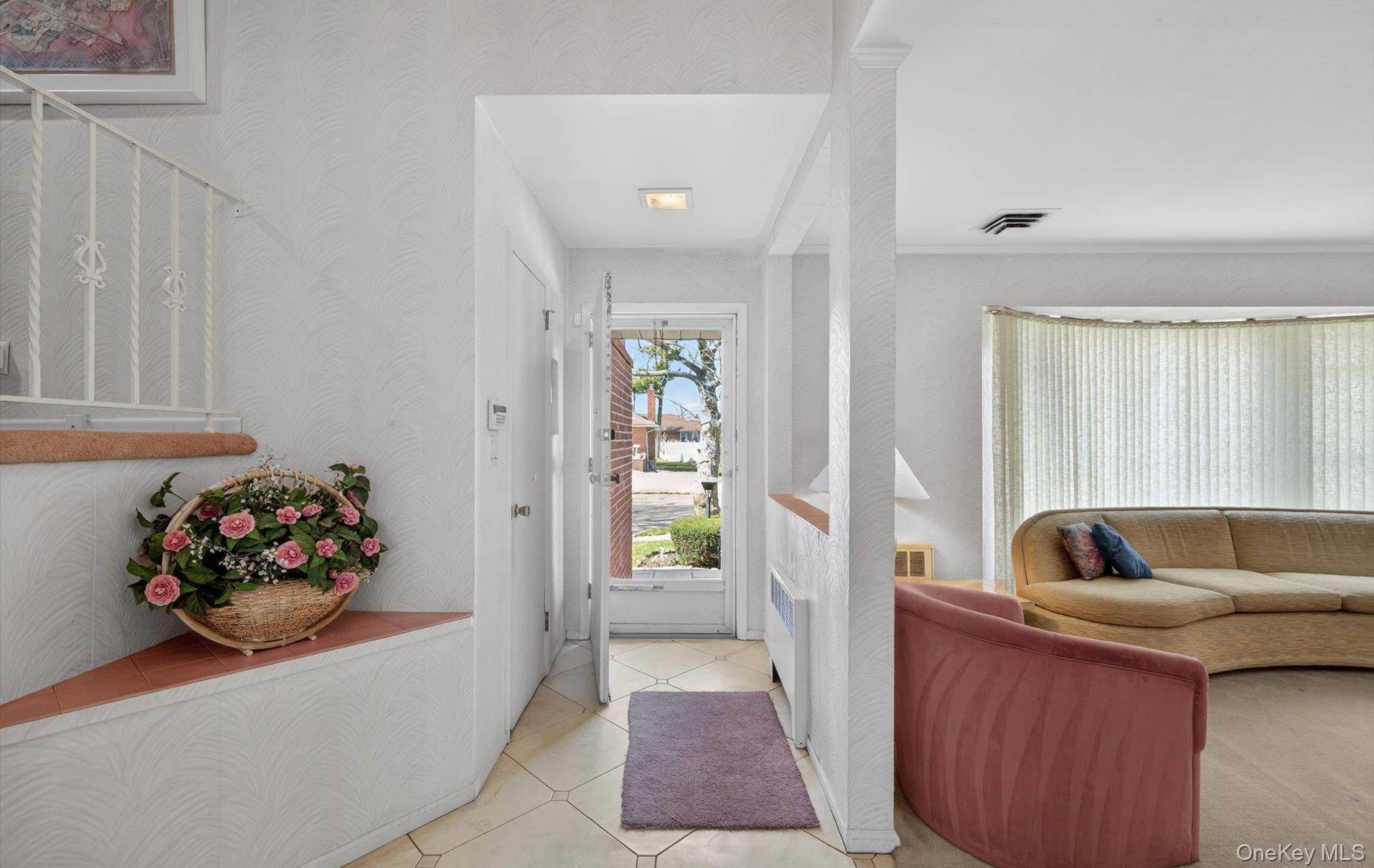3 Bedroom Home for Sale in New Hyde Park - New York - USA - 5