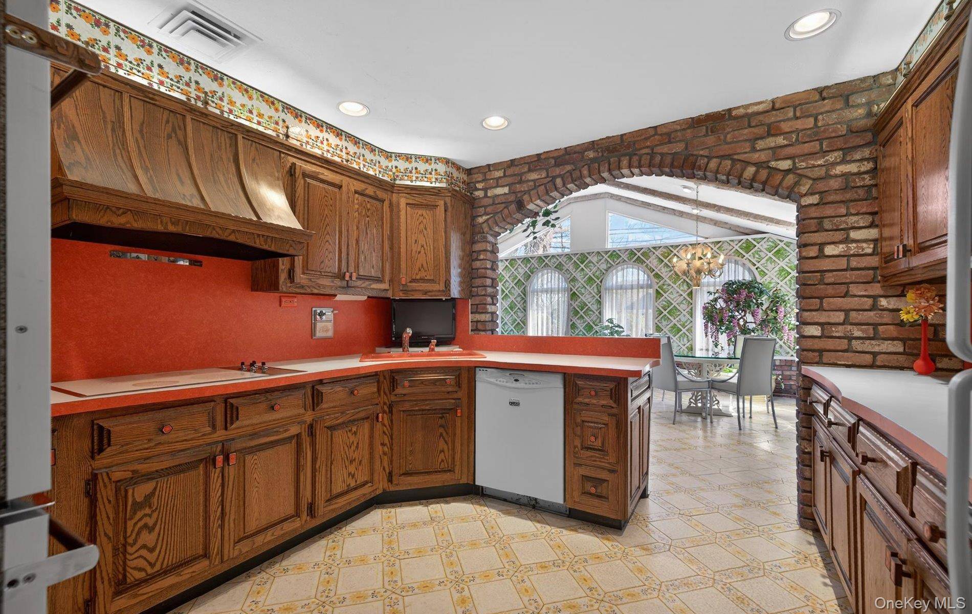 3 Bedroom Home for Sale in New Hyde Park - New York - USA - 7