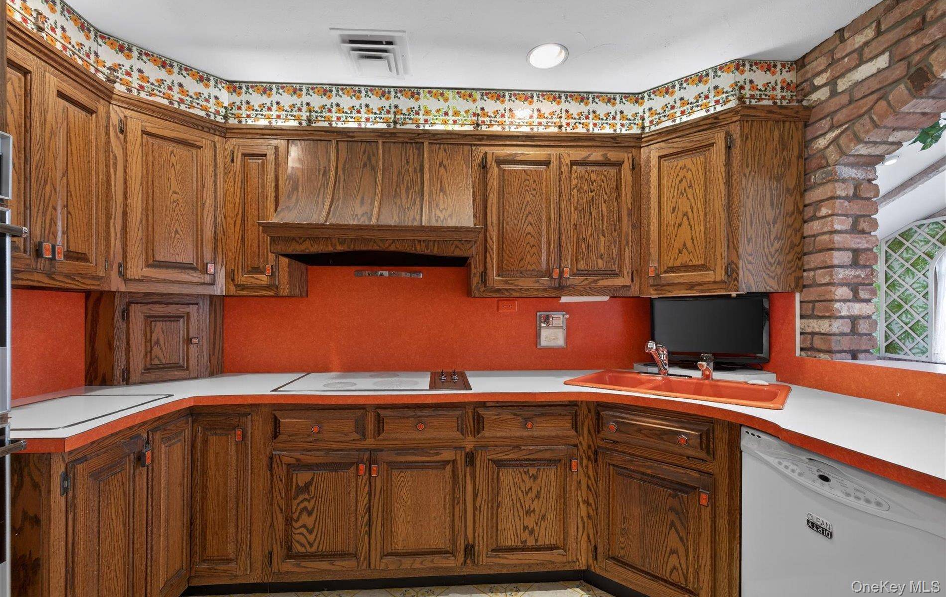 3 Bedroom Home for Sale in New Hyde Park - New York - USA - 8