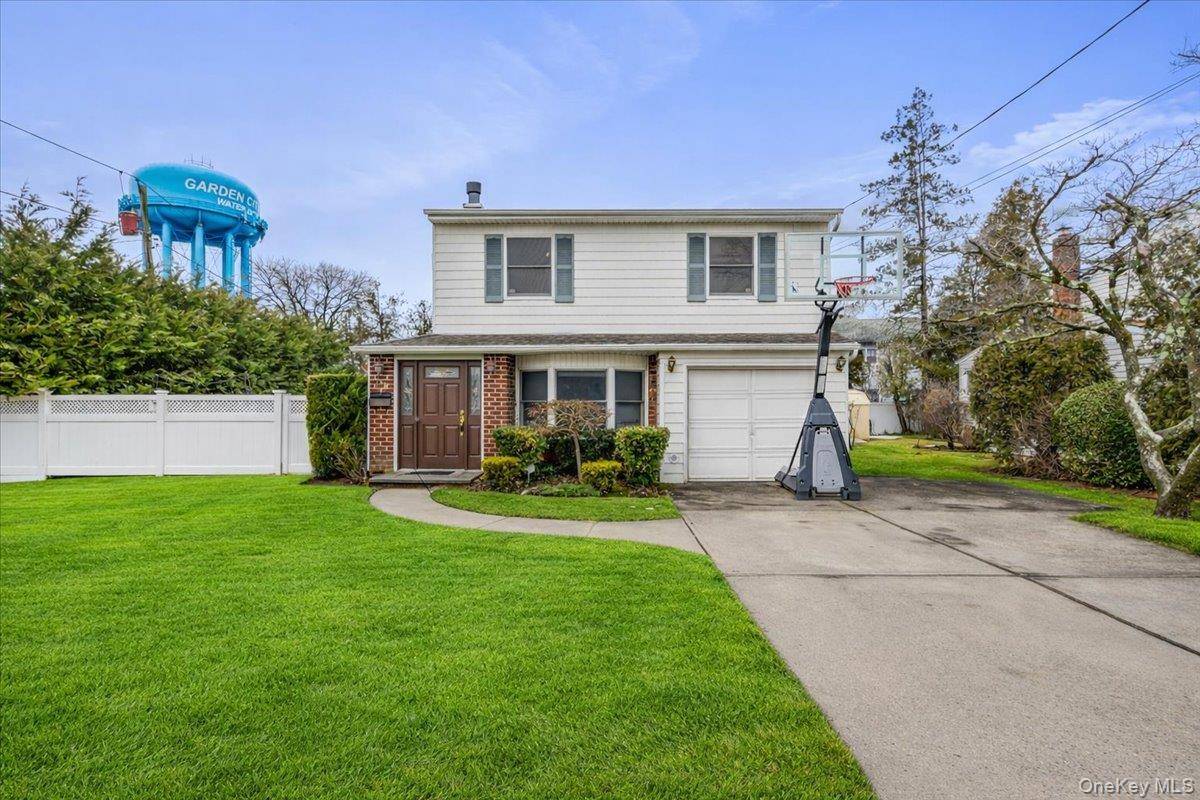 3 Bedroom Home for Sale in New Hyde Park - New York - USA - 1