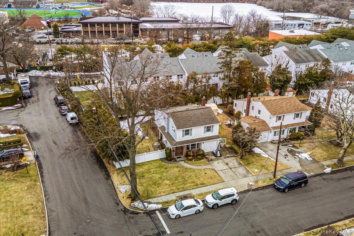 3 Bedroom Home for Sale in New Hyde Park - New York - USA - 2