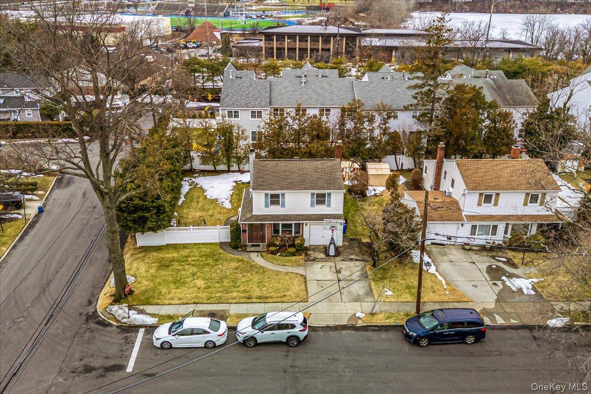 3 Bedroom Home for Sale in New Hyde Park - New York - USA - 3