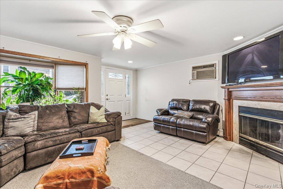 3 Bedroom Home for Sale in New Hyde Park - New York - USA - 5