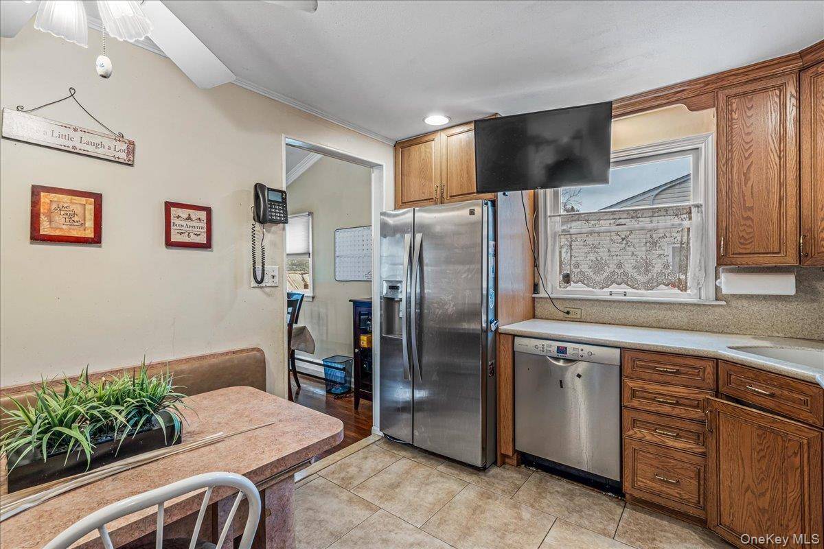 3 Bedroom Home for Sale in New Hyde Park - New York - USA - 6