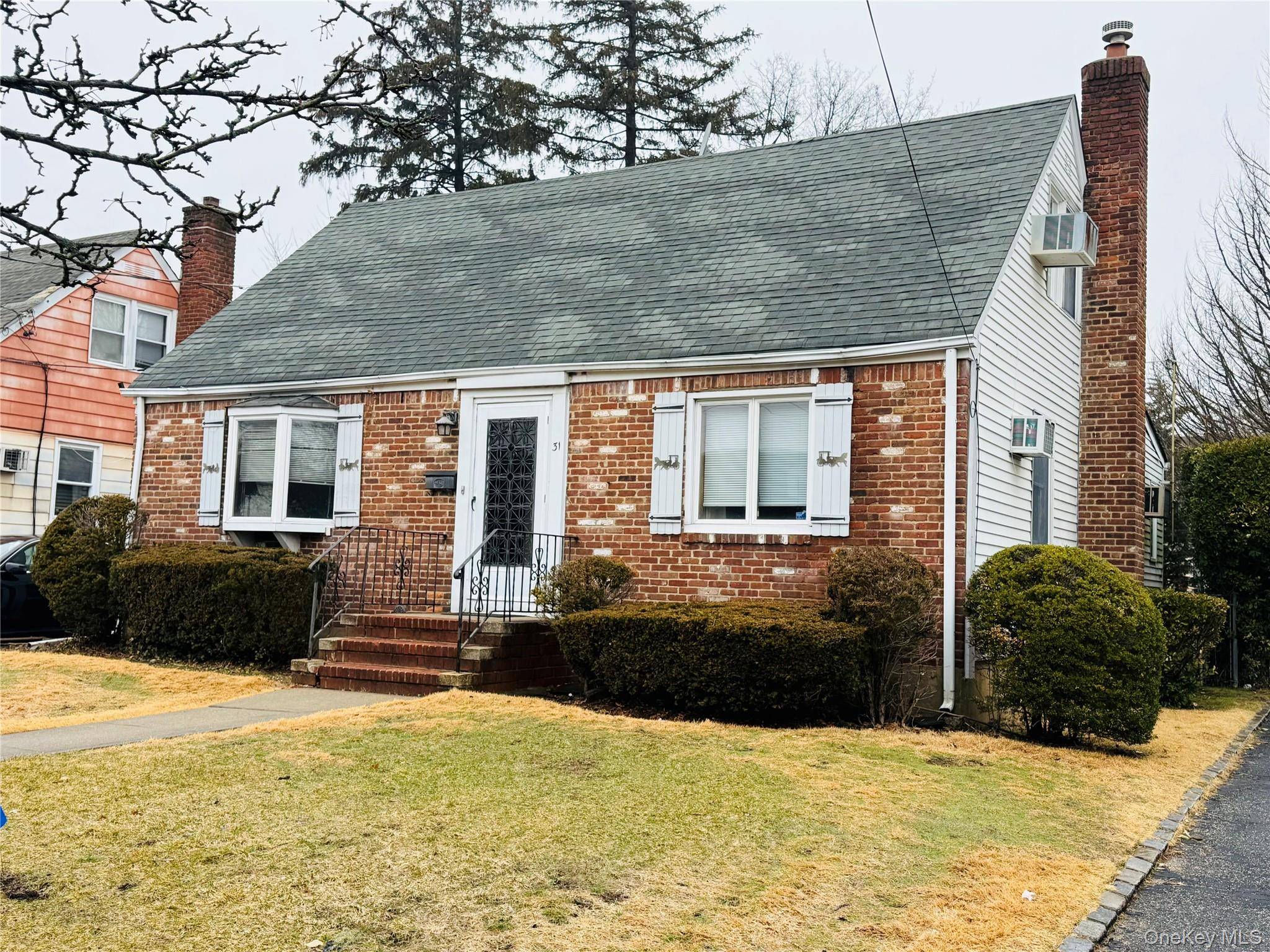 3 Bedroom Home for Sale in New Hyde Park - New York - USA - 1
