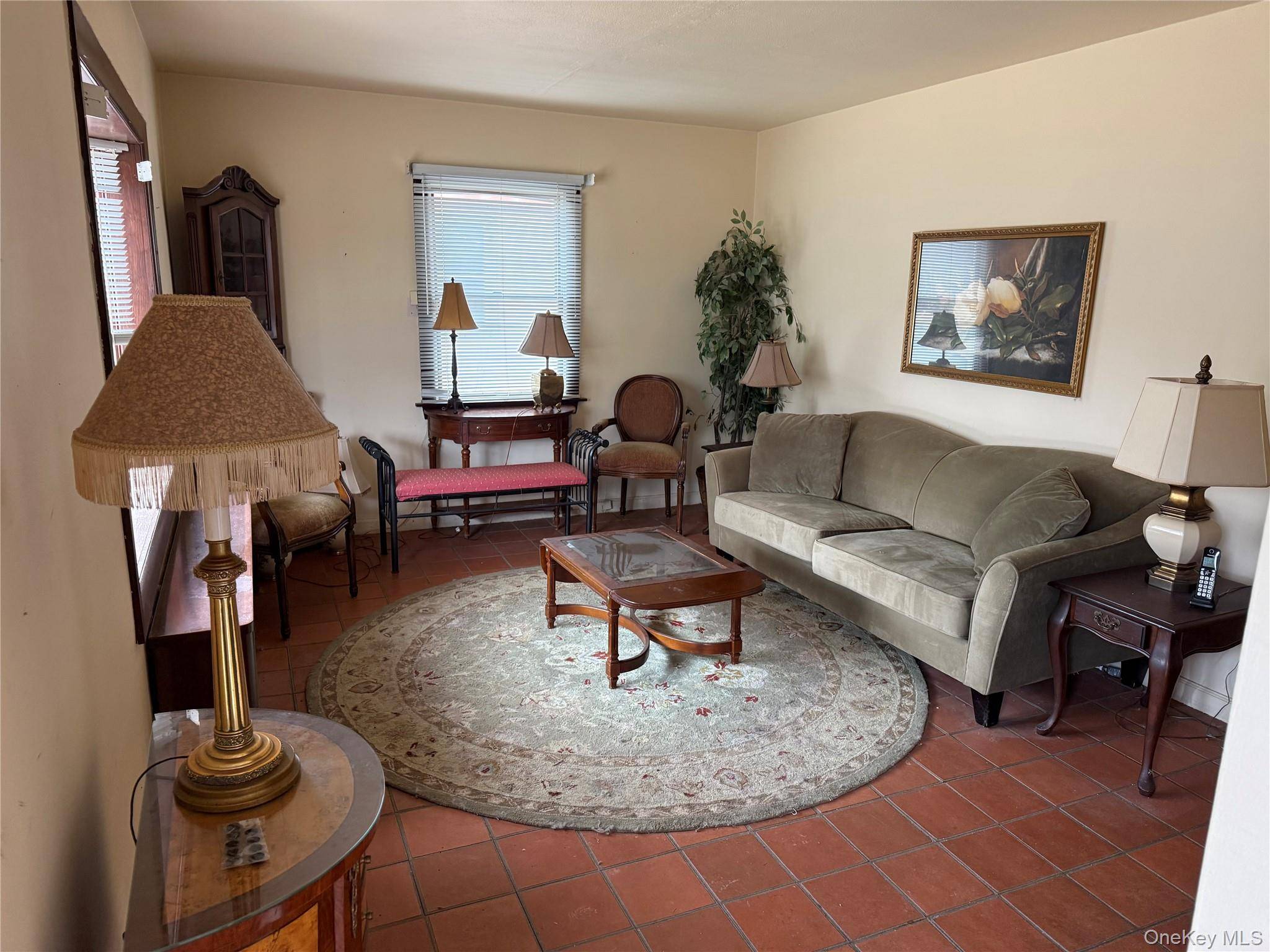 3 Bedroom Home for Sale in New Hyde Park - New York - USA - 2