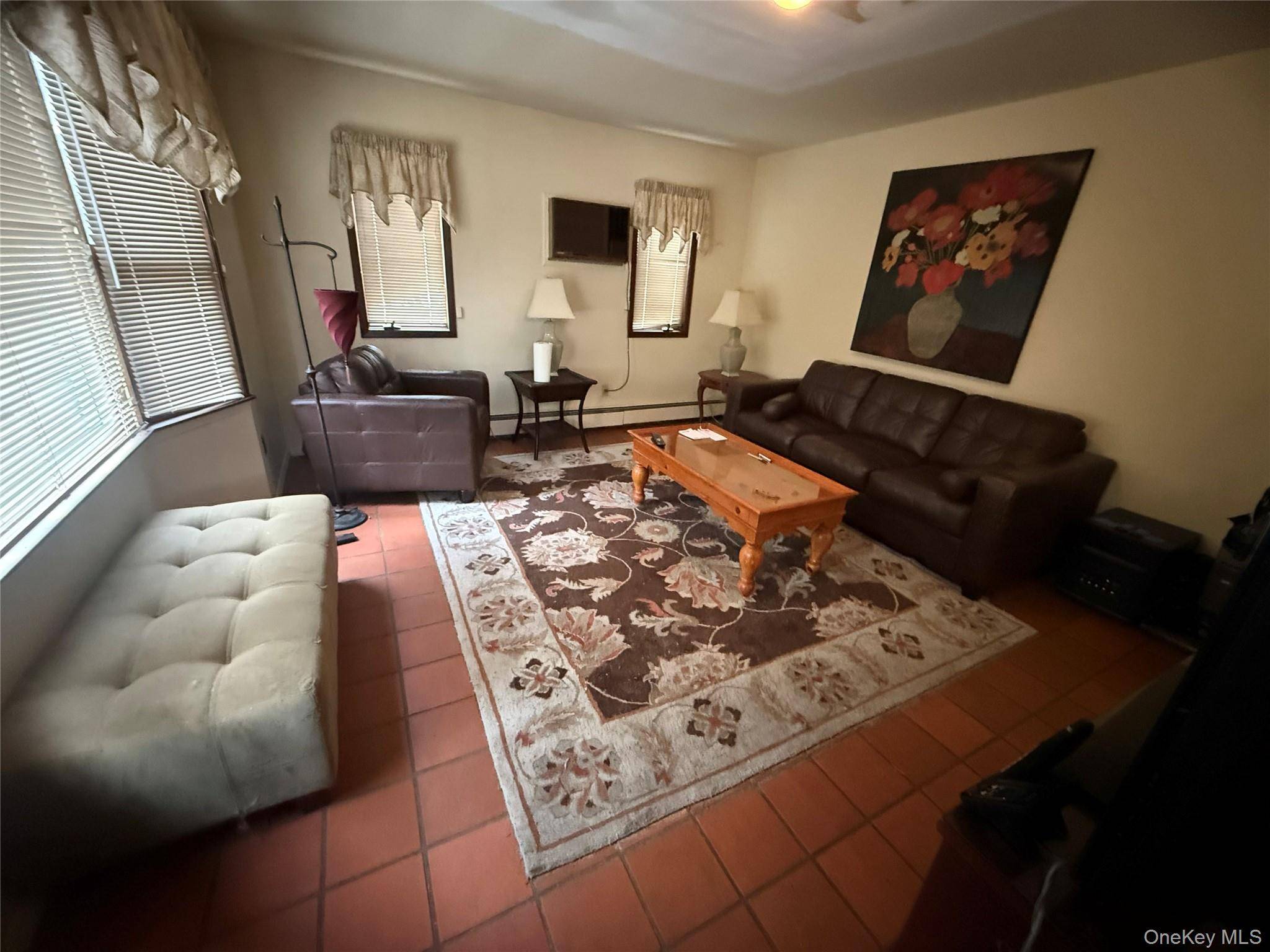3 Bedroom Home for Sale in New Hyde Park - New York - USA - 3