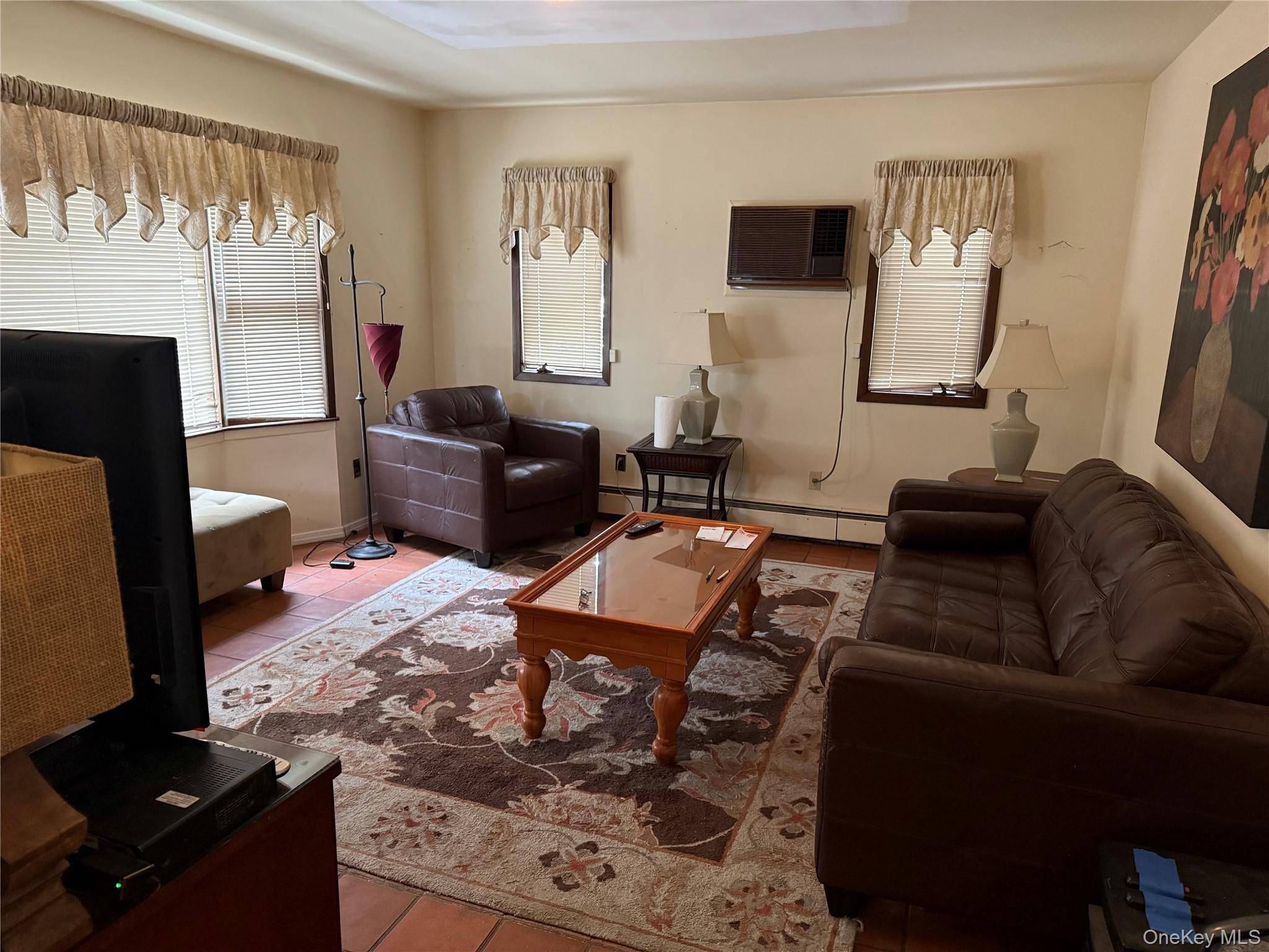 3 Bedroom Home for Sale in New Hyde Park - New York - USA - 4