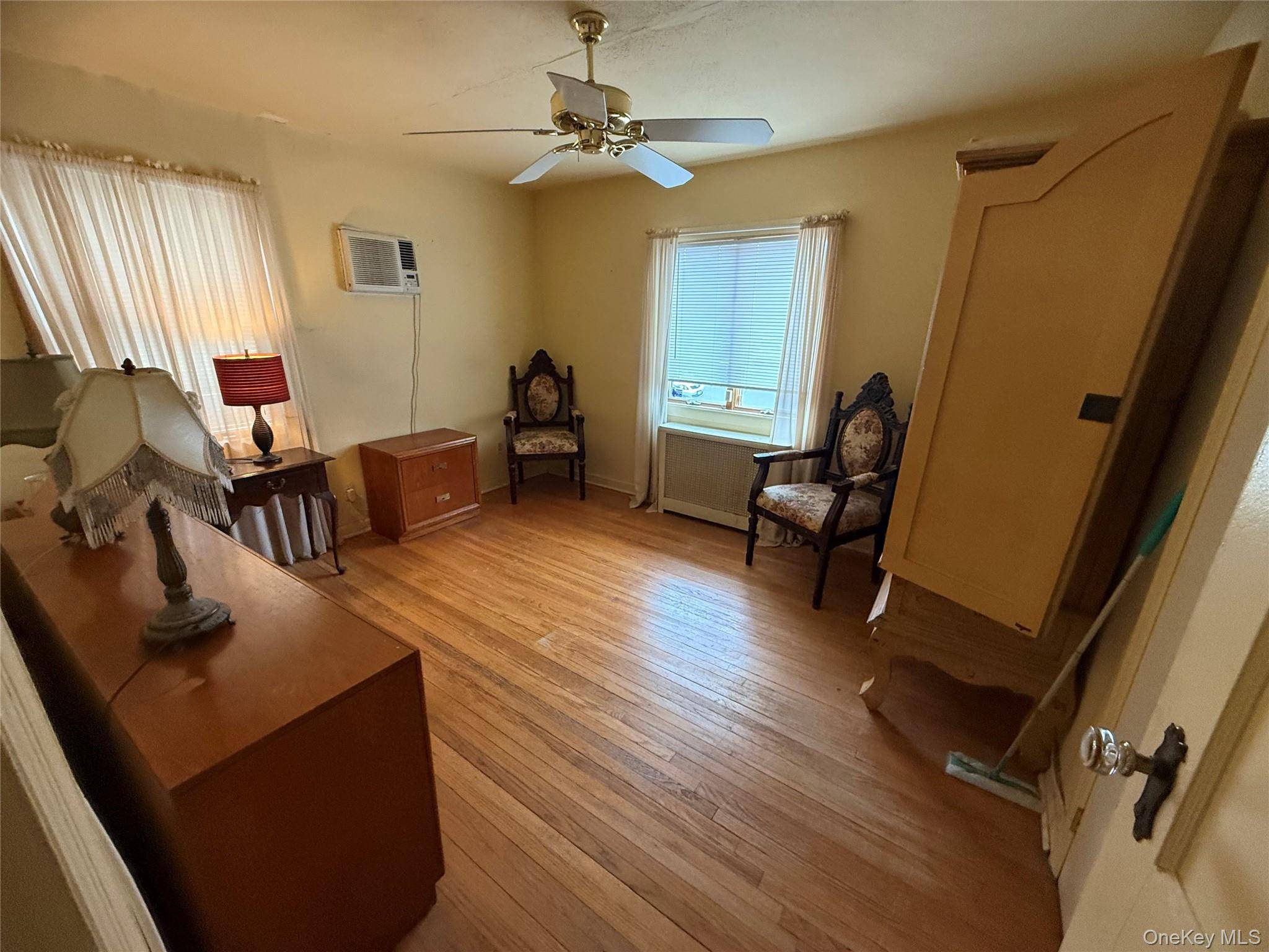 3 Bedroom Home for Sale in New Hyde Park - New York - USA - 5