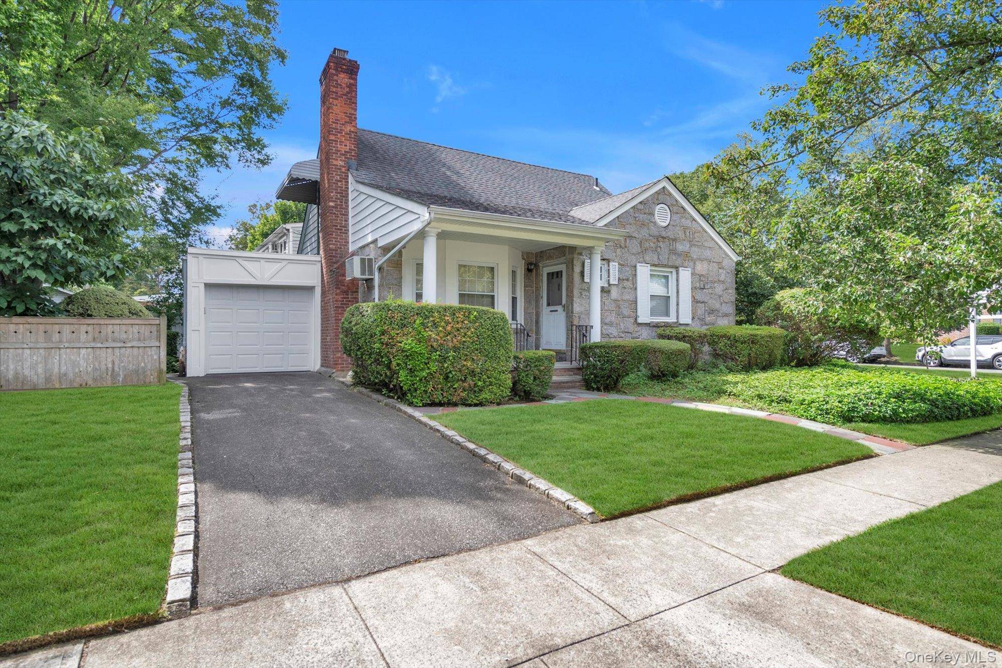 3 Bedroom Home for Sale in New Hyde Park - New York - USA - 1