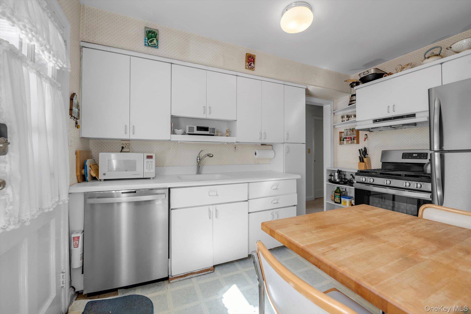 3 Bedroom Home for Sale in New Hyde Park - New York - USA - 7