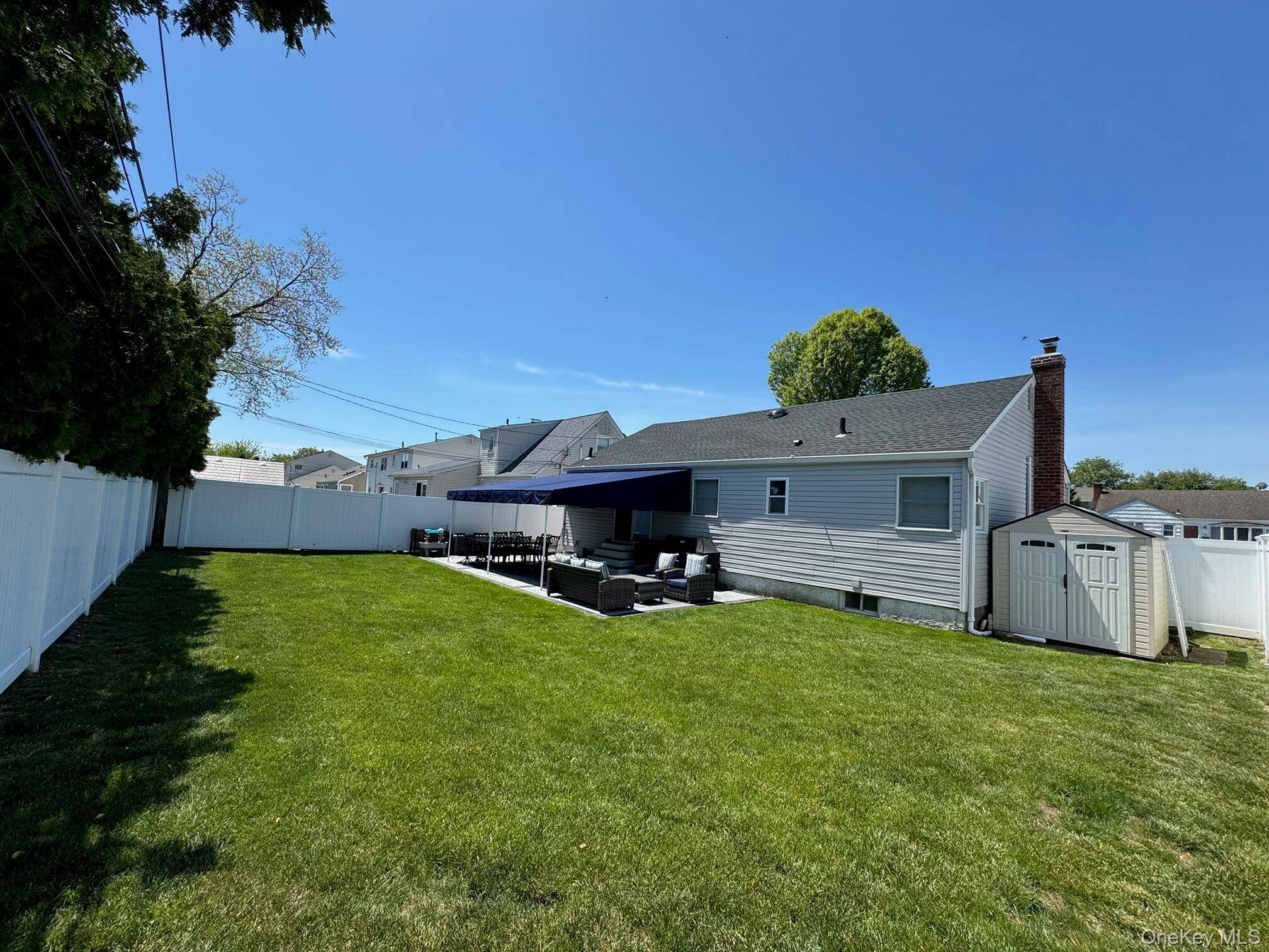 Hogar con 3 Dormitorios en Venta en Plainview - Nueva York - EE. UU. - 2