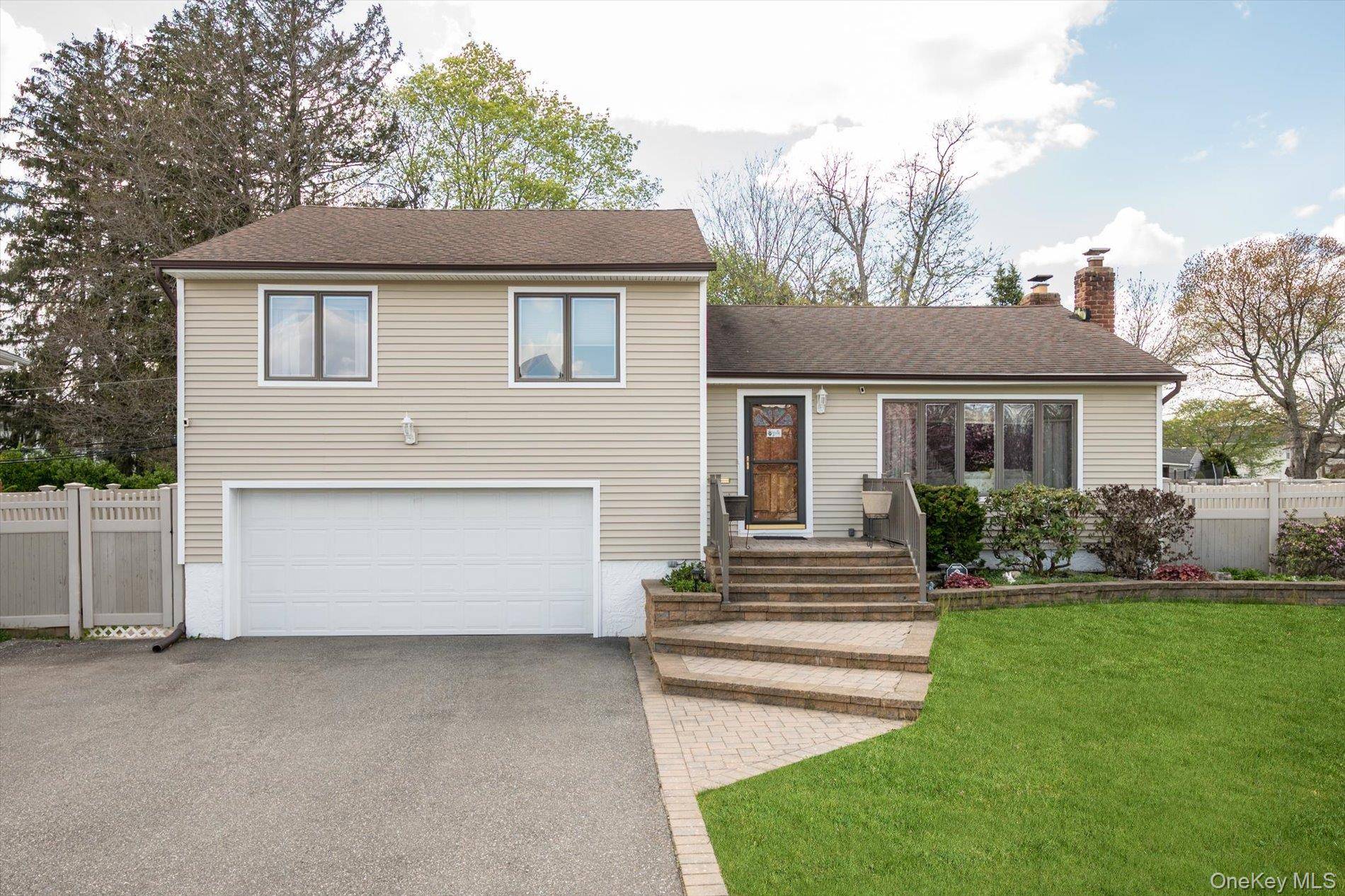 Hogar con 3 Dormitorios en Venta en Plainview - Nueva York - EE. UU. - 1
