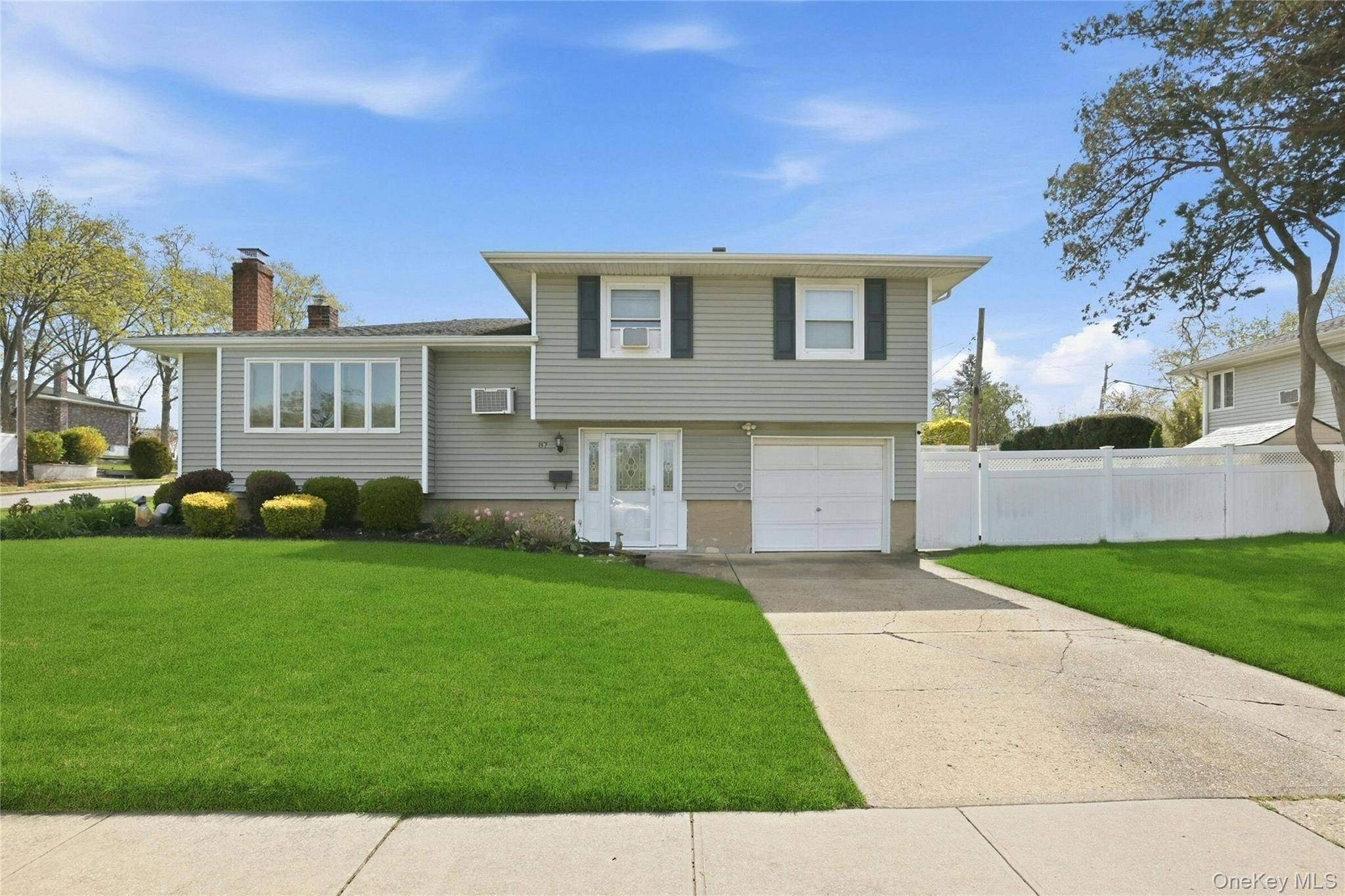 Hogar con 3 Dormitorios en Venta en Plainview - Nueva York - EE. UU. - 1
