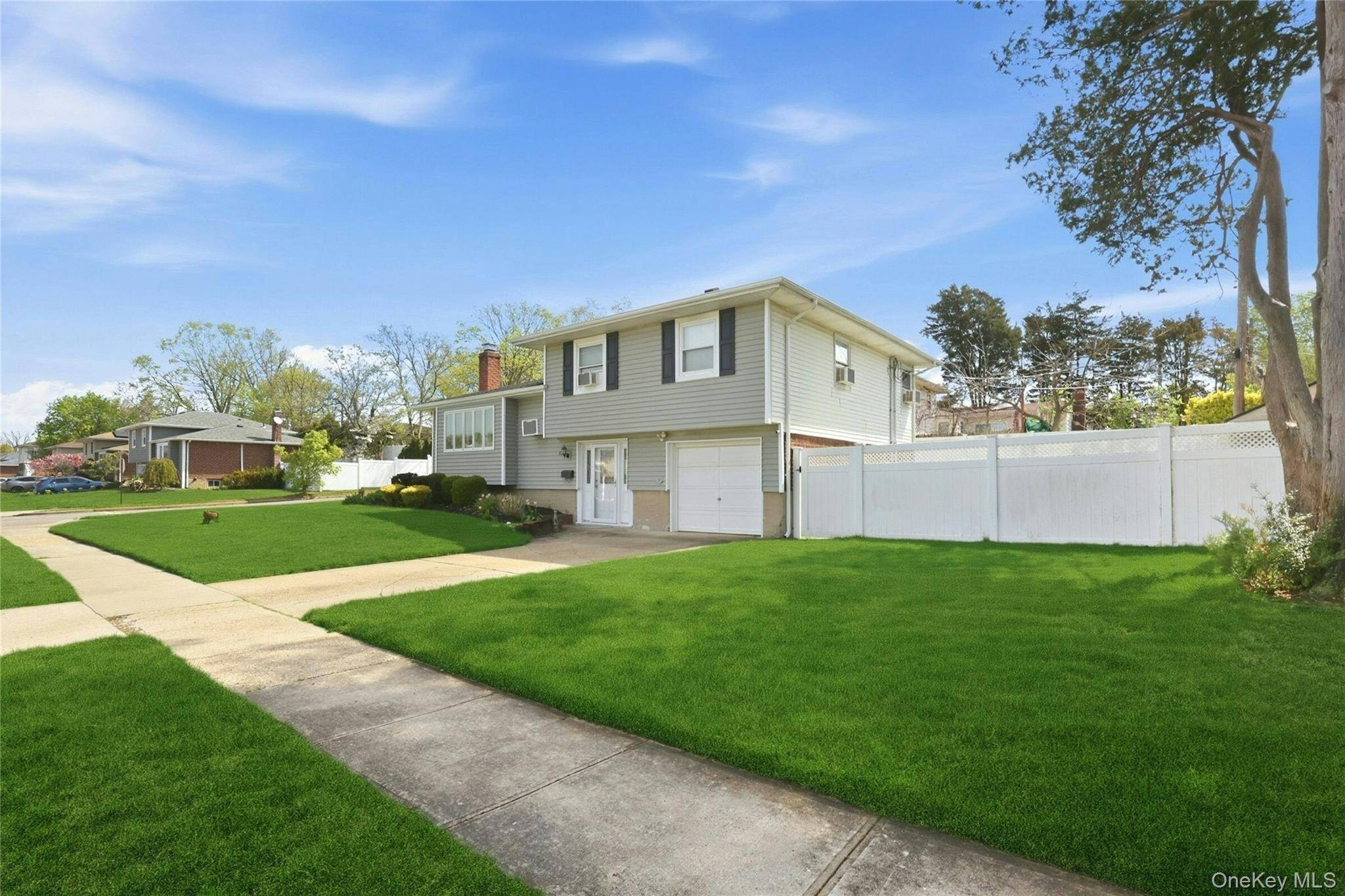 Hogar con 3 Dormitorios en Venta en Plainview - Nueva York - EE. UU. - 2