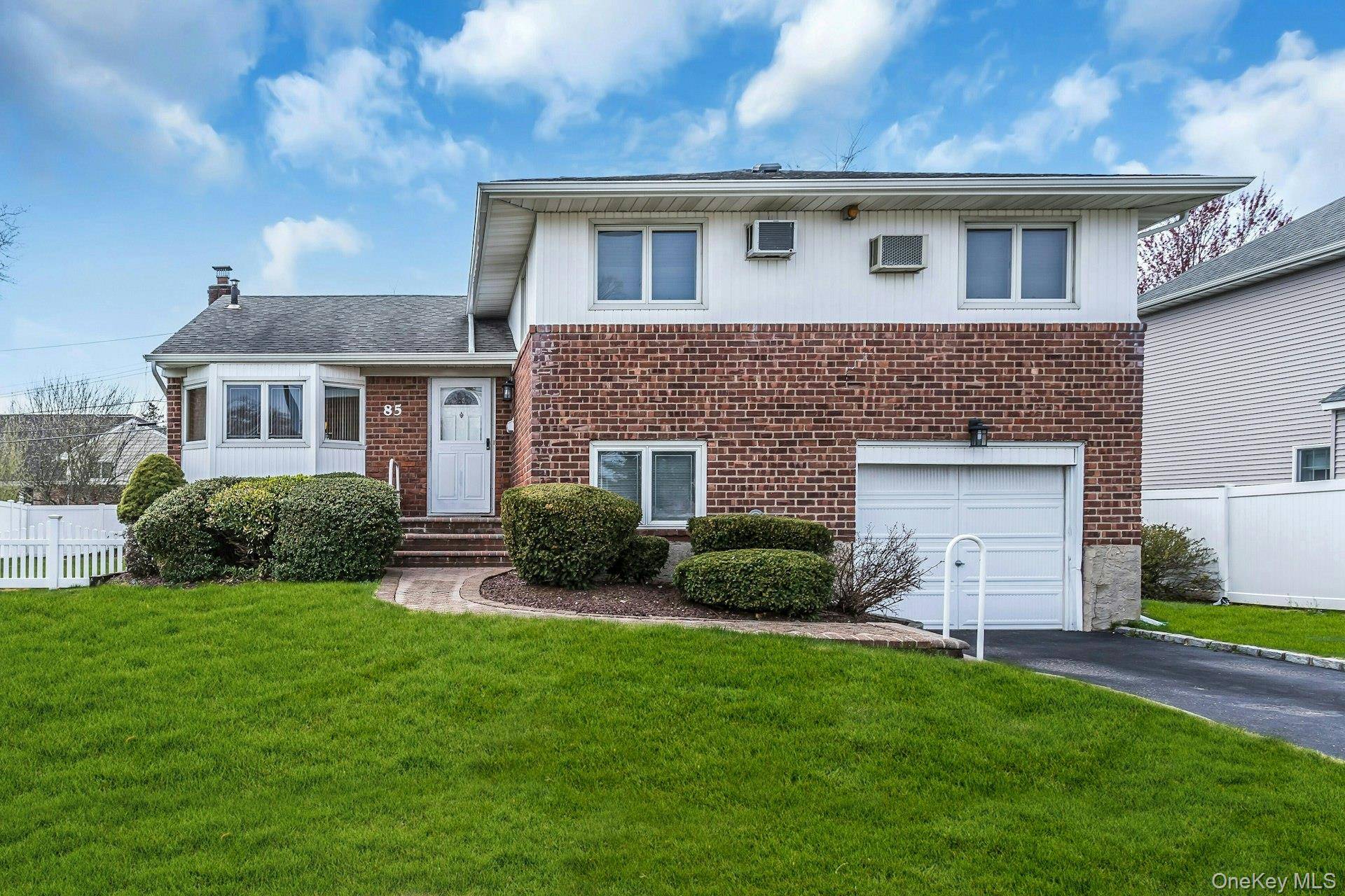 Hogar con 3 Dormitorios en Venta en Plainview - Nueva York - EE. UU. - 1