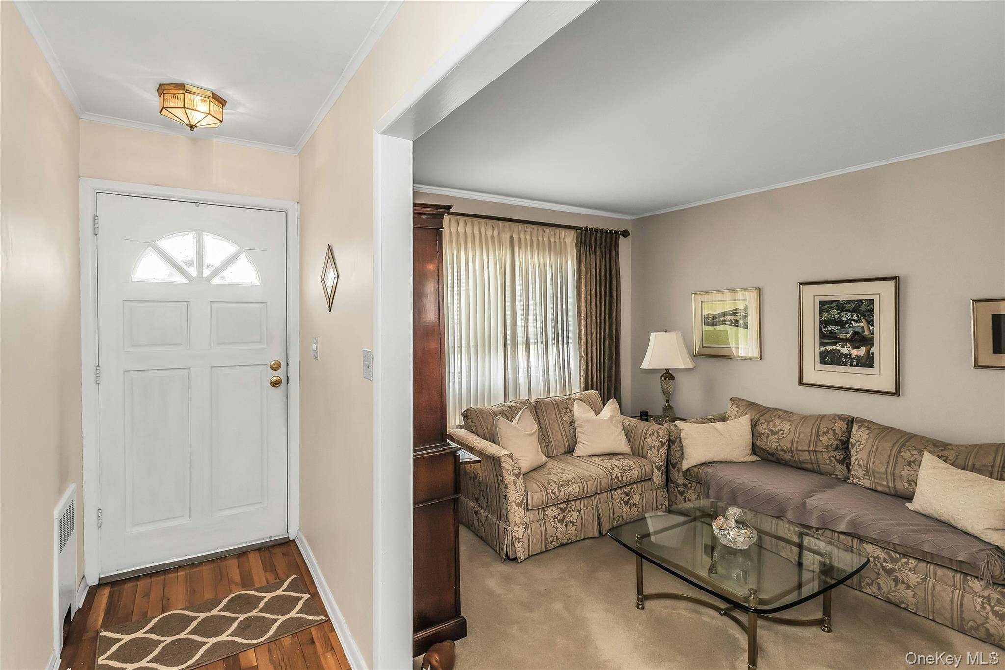 3 Bedroom Home for Sale in Plainview - New York - USA - 4