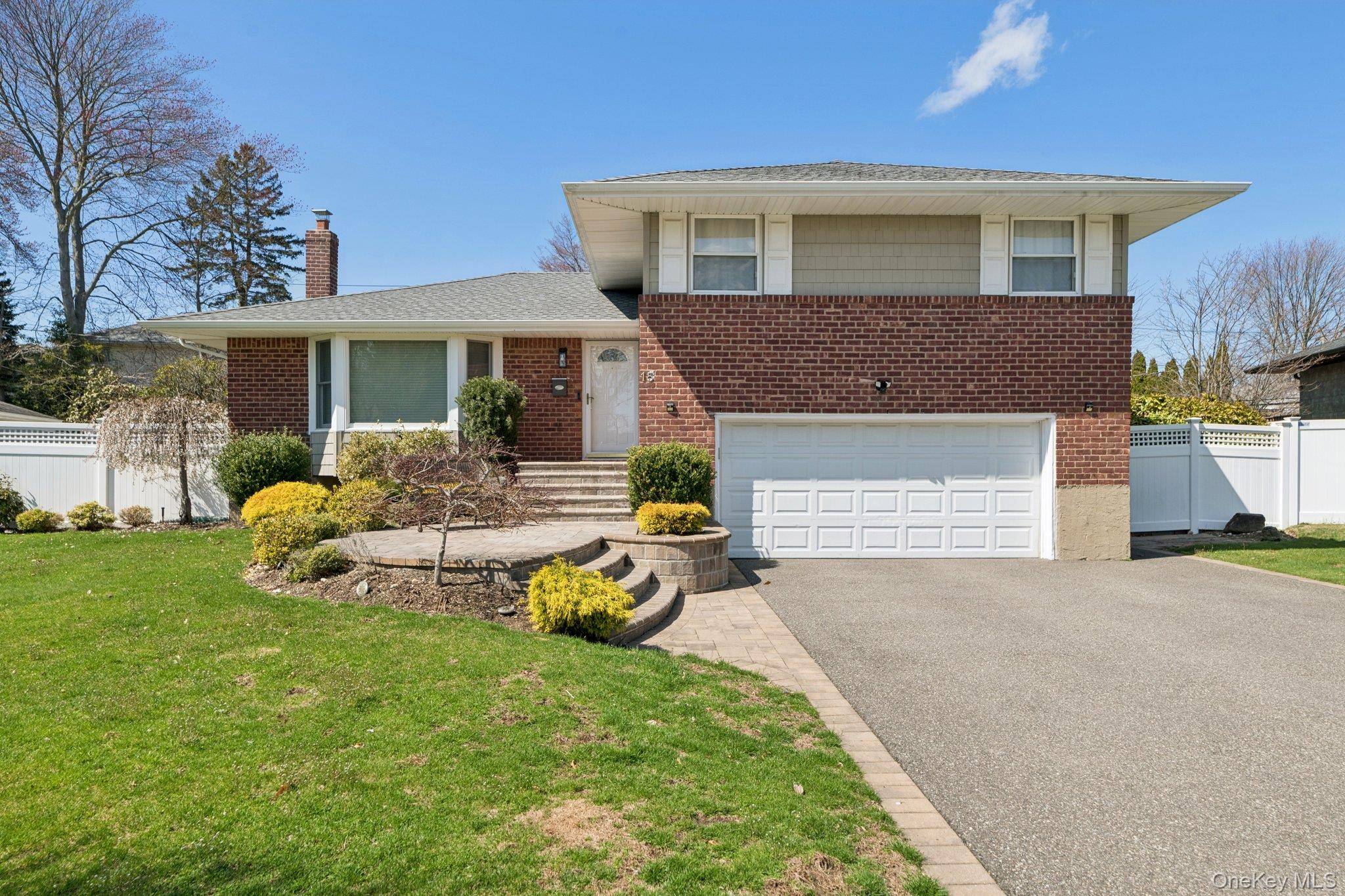 Casa con 3 Dormitorios en Venta en Plainview - Nueva York - EE. UU. - 1