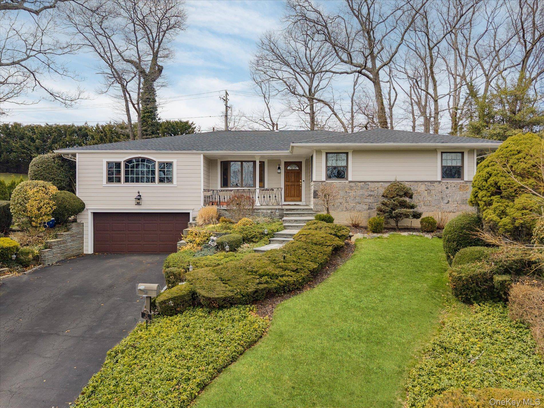 Casa con 3 Dormitorios en Venta en Plainview - Nueva York - EE. UU. - 1