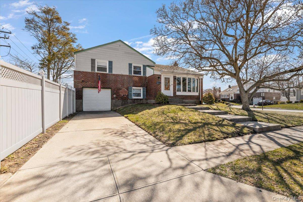 Hogar con 3 Dormitorios en Venta en Plainview - Nueva York - EE. UU. - 1