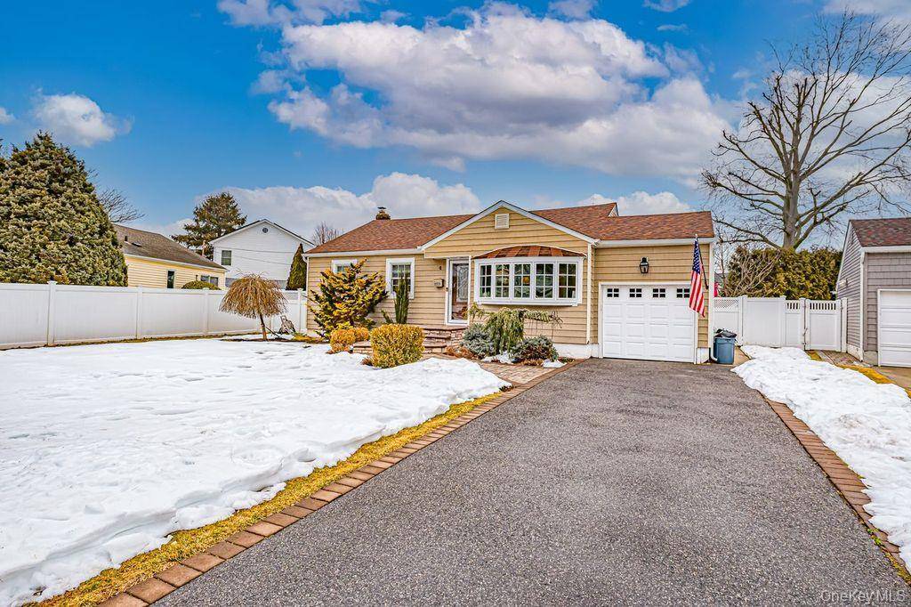 Hogar con 3 Dormitorios en Venta en Plainview - Nueva York - EE. UU. - 1