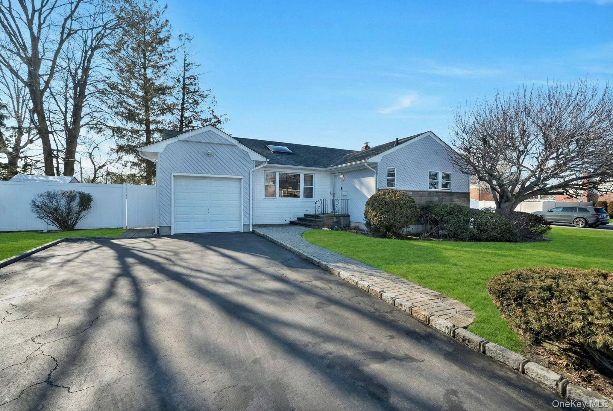 Hogar con 3 Dormitorios en Venta en Plainview - Nueva York - EE. UU. - 2