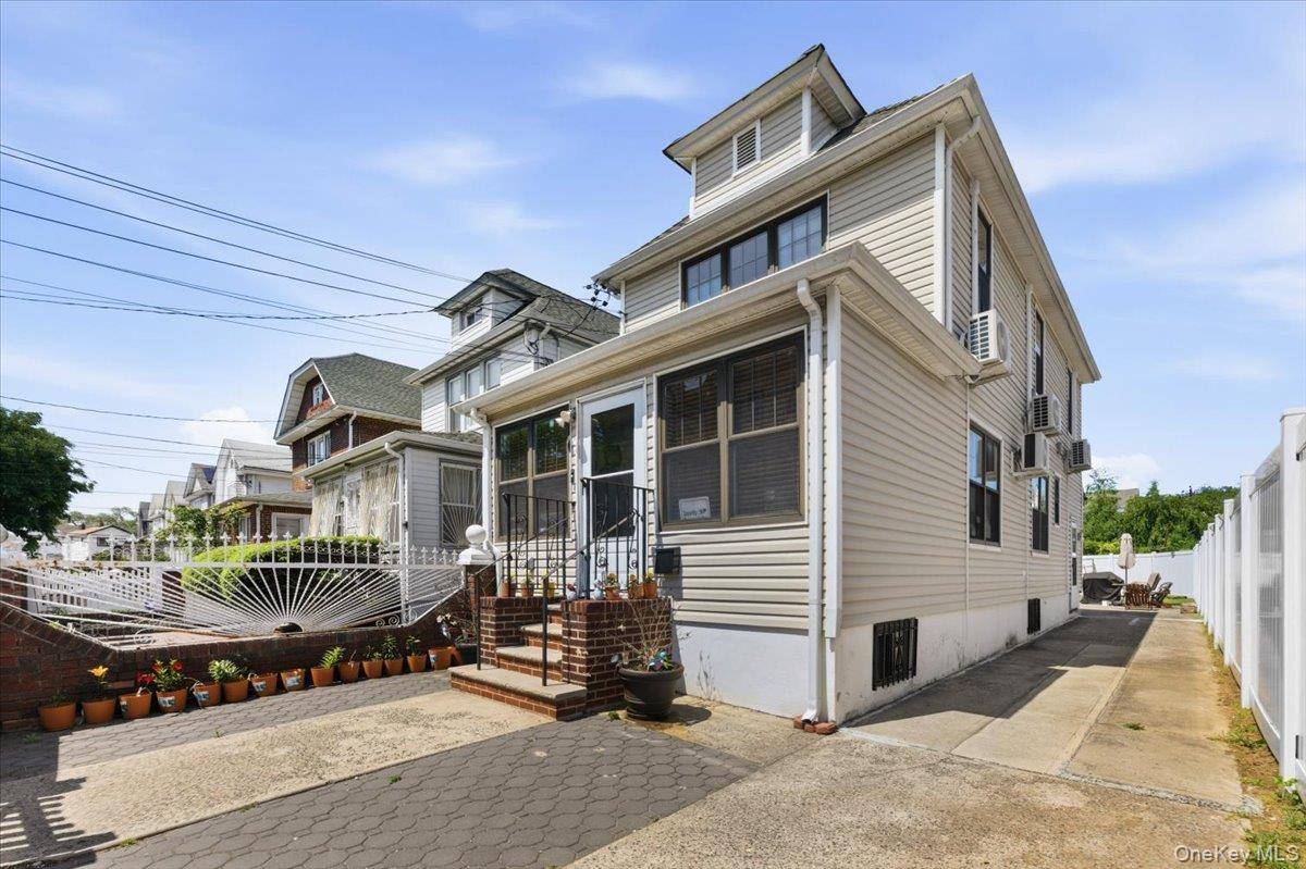 3 Bedroom Home for Sale in Queens Village - New York - USA - 3