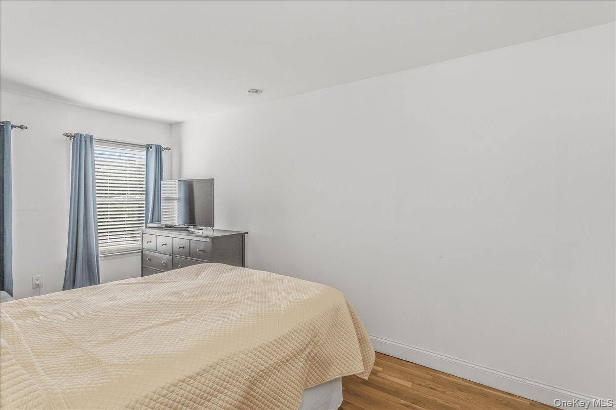 3 Bedroom Home for Sale in Queens Village - New York - USA - 7
