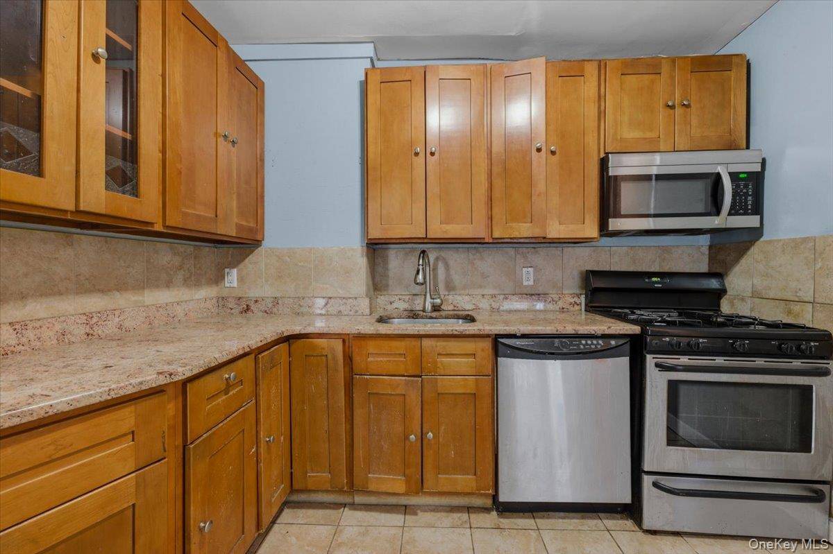 3 Bedroom Home for Sale in Queens Village - New York - USA - 6