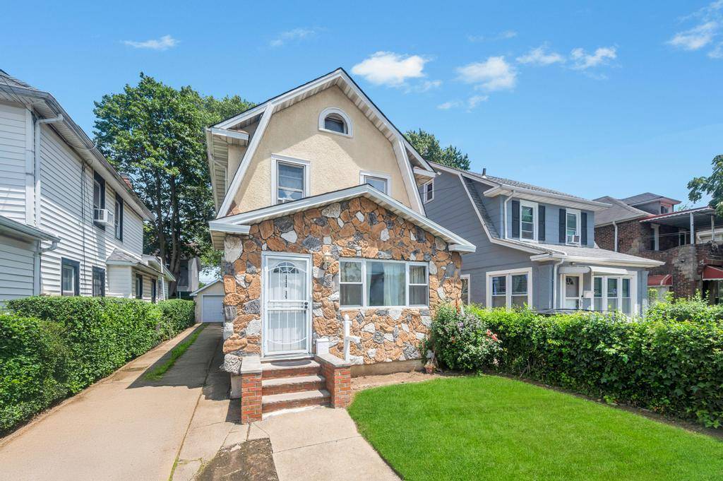 3 Bedroom Home for Sale in Queens Village - New York - USA - 2