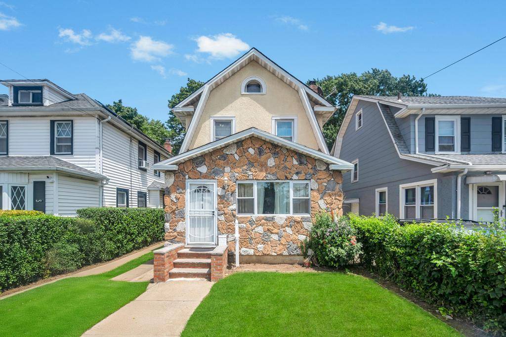 3 Bedroom Home for Sale in Queens Village - New York - USA - 3