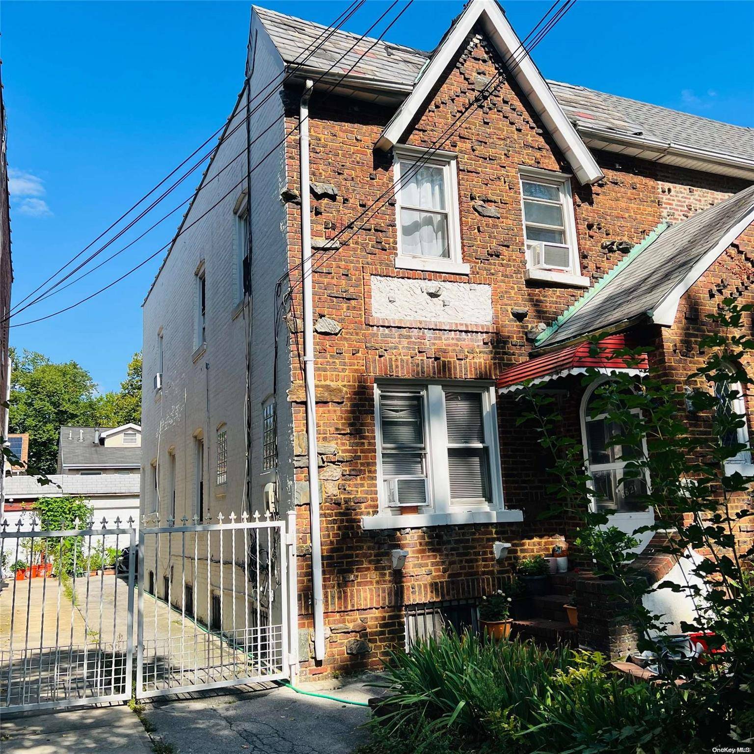 Casa com 3 Quartos à Venda em Queens Village - Nova Iorque - EUA - 1