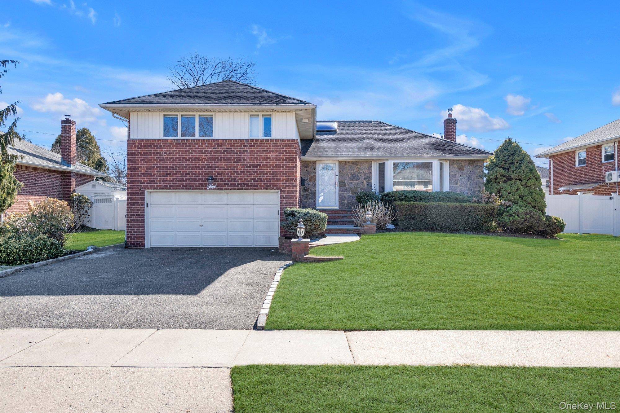 Casa com 3 Quartos à Venda em Syosset - Nova Iorque - EUA - 1