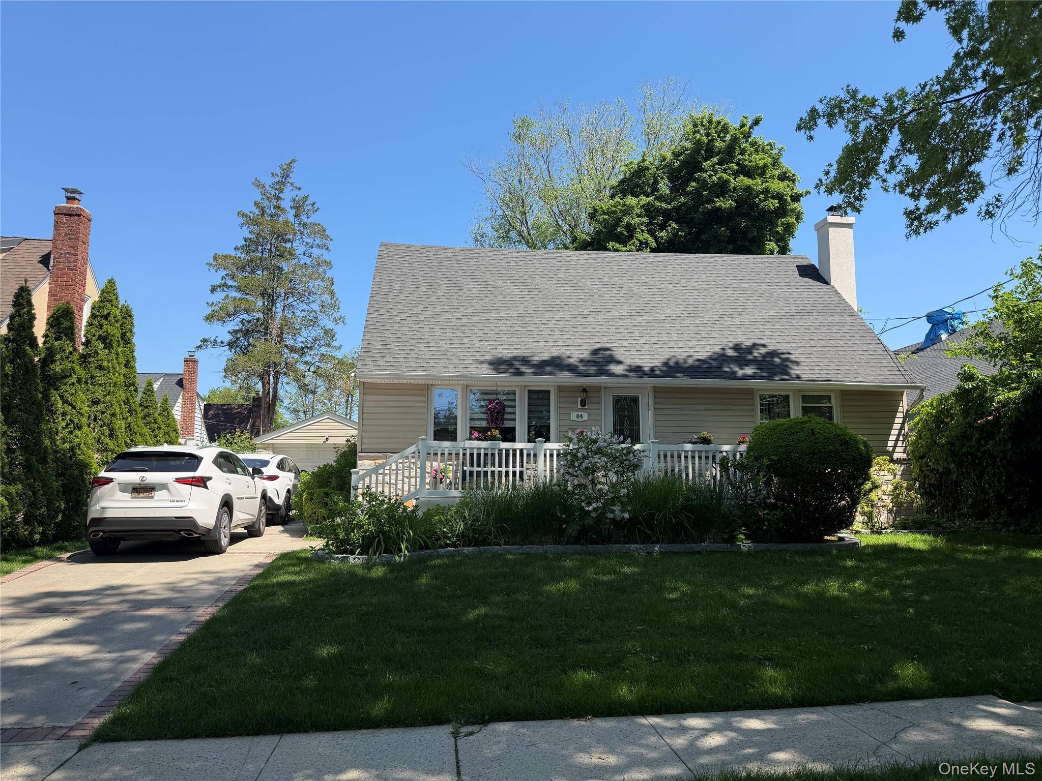 4 Bedroom Home for Sale in New Hyde Park - New York - USA - 1