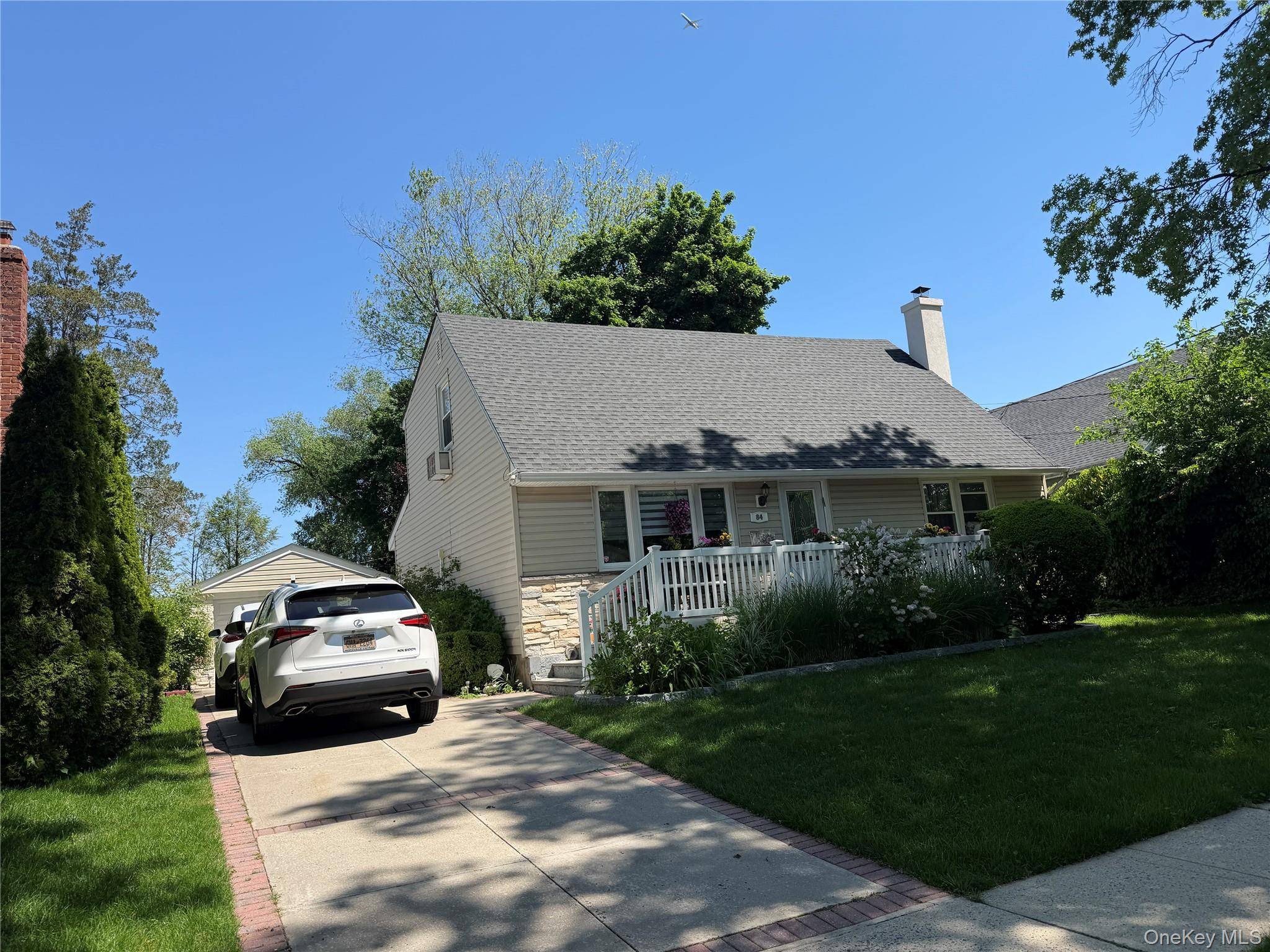 4 Bedroom Home for Sale in New Hyde Park - New York - USA - 2