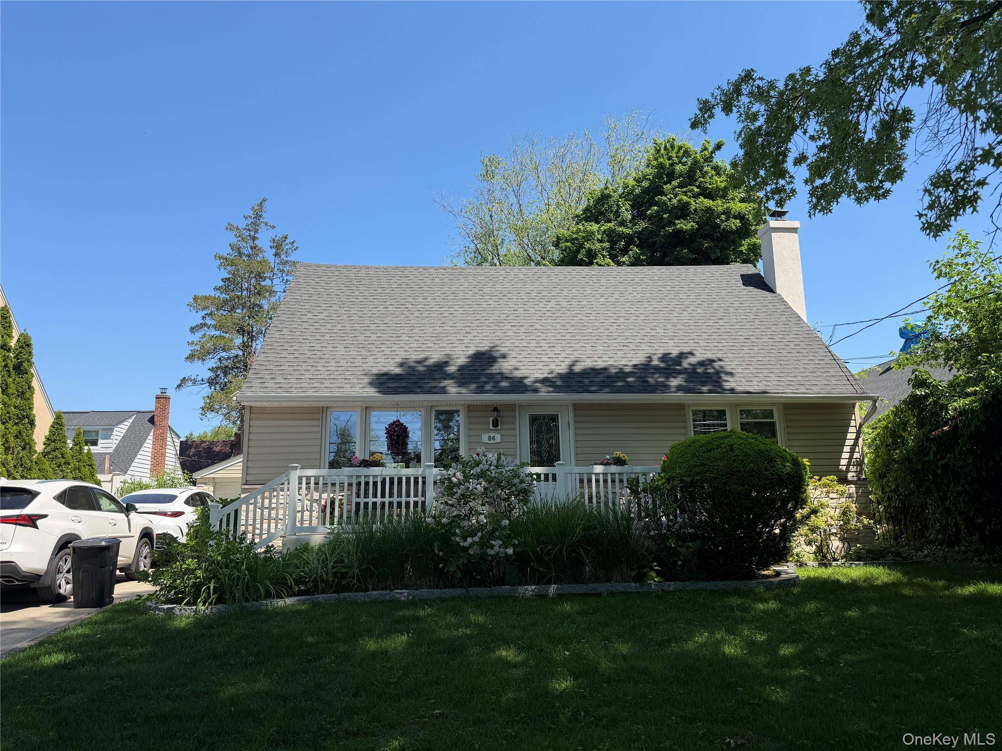 4 Bedroom Home for Sale in New Hyde Park - New York - USA - 3