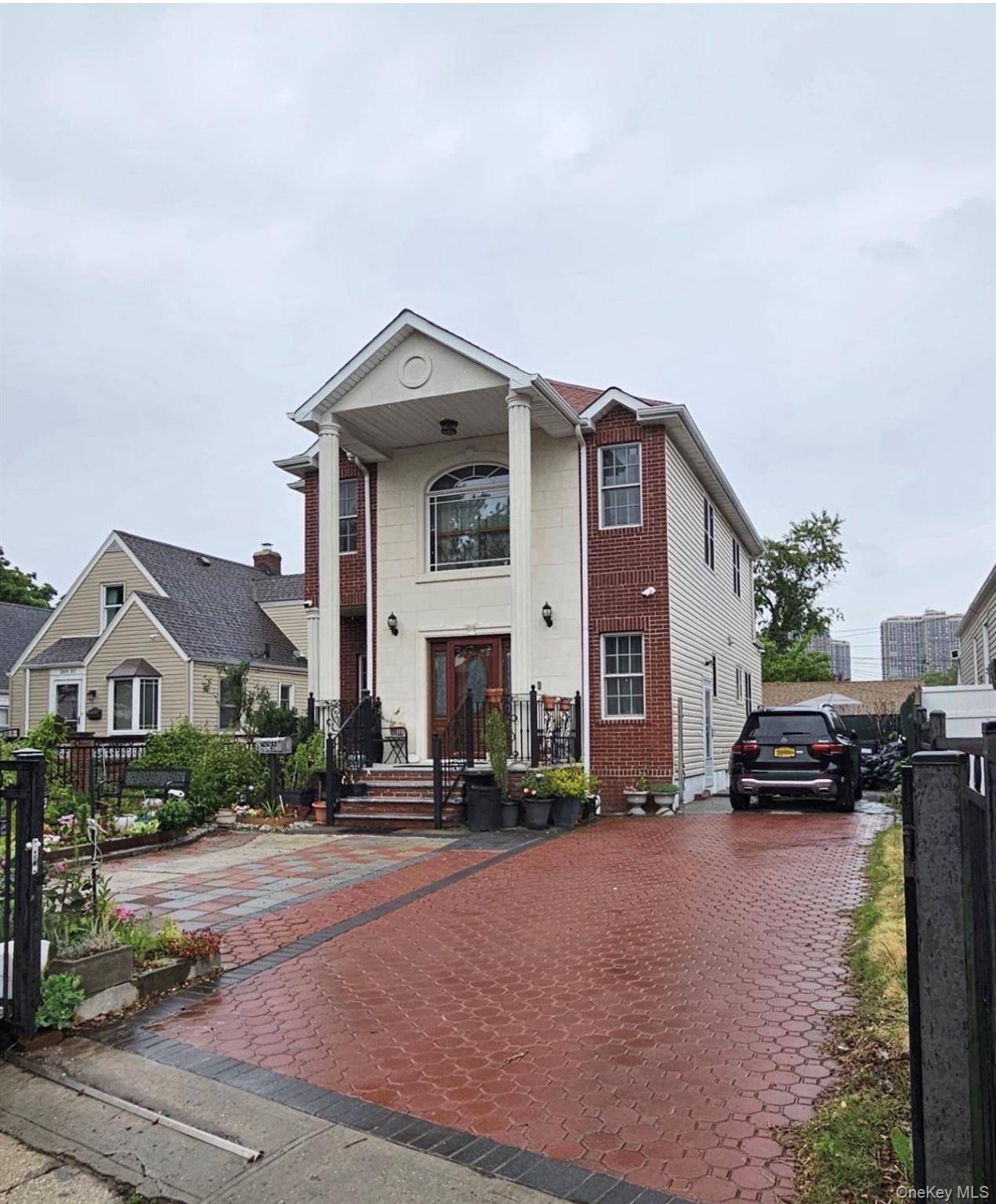4 Bedroom Home for Sale in New Hyde Park - New York - USA - 1
