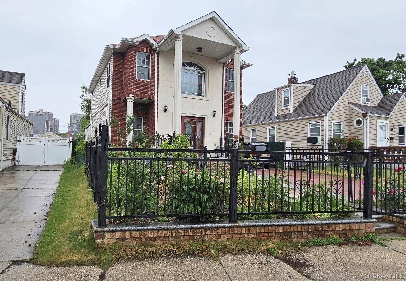 4 Bedroom Home for Sale in New Hyde Park - New York - USA - 2