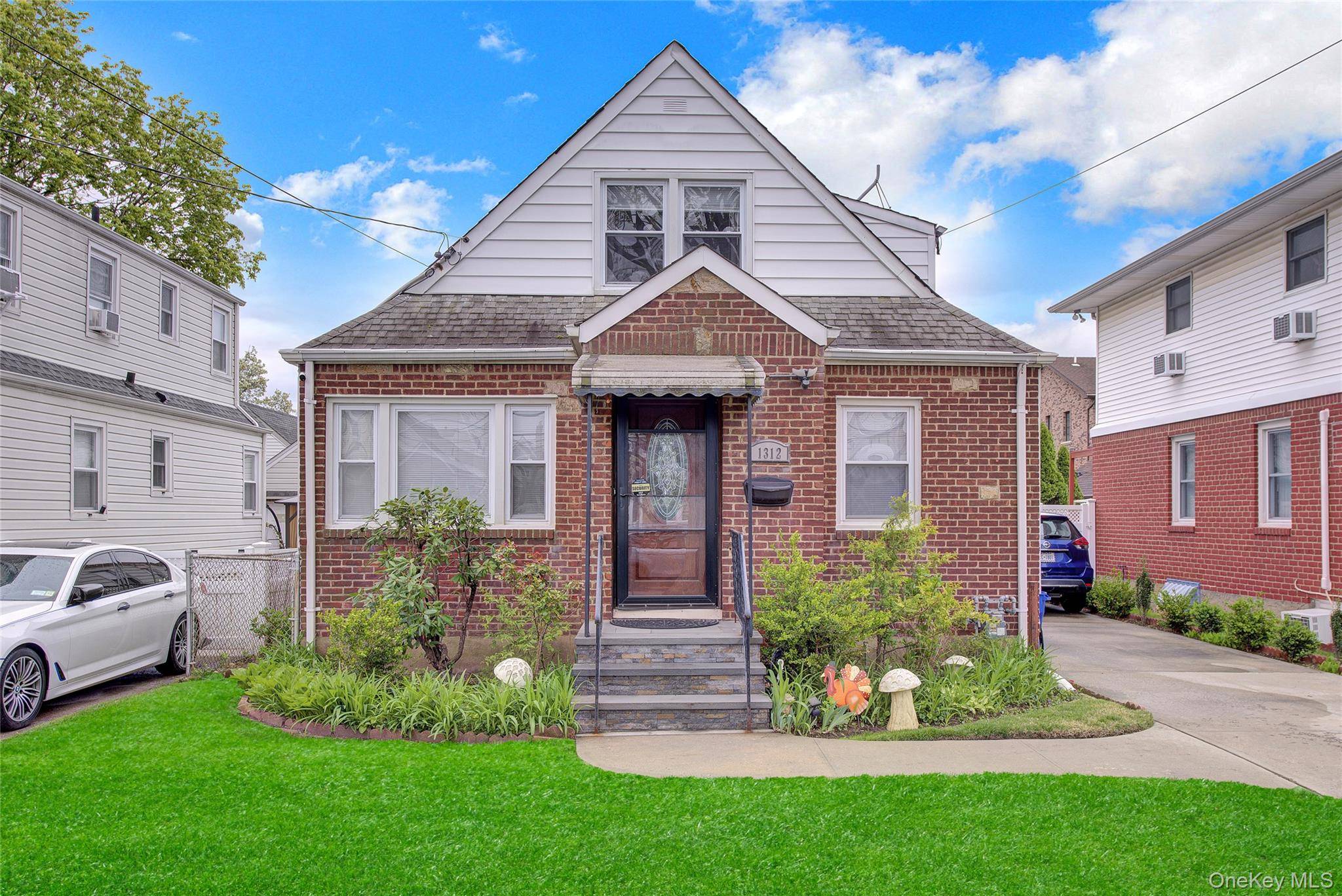 4 Bedroom Home for Sale in New Hyde Park - New York - USA - 1