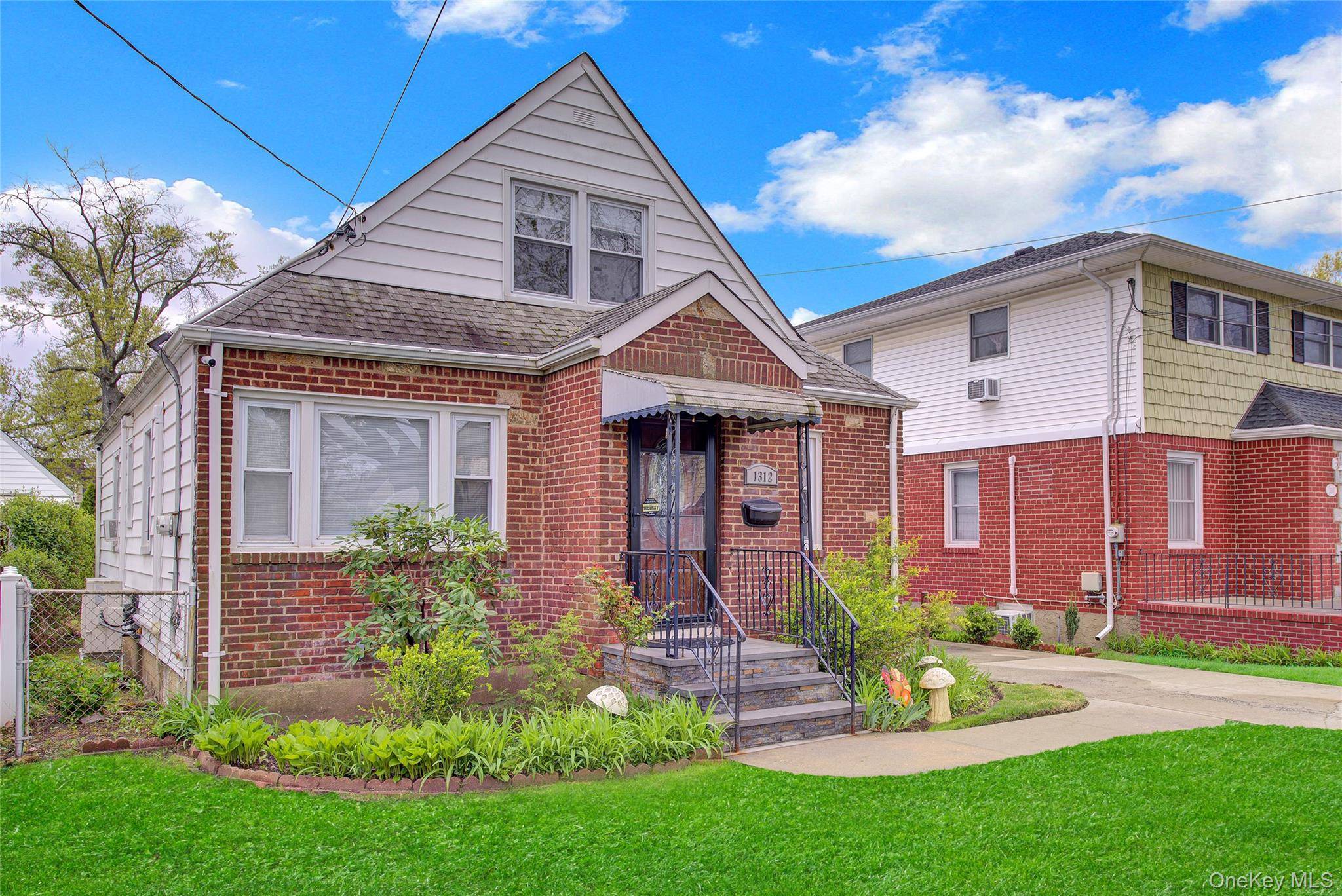 4 Bedroom Home for Sale in New Hyde Park - New York - USA - 2