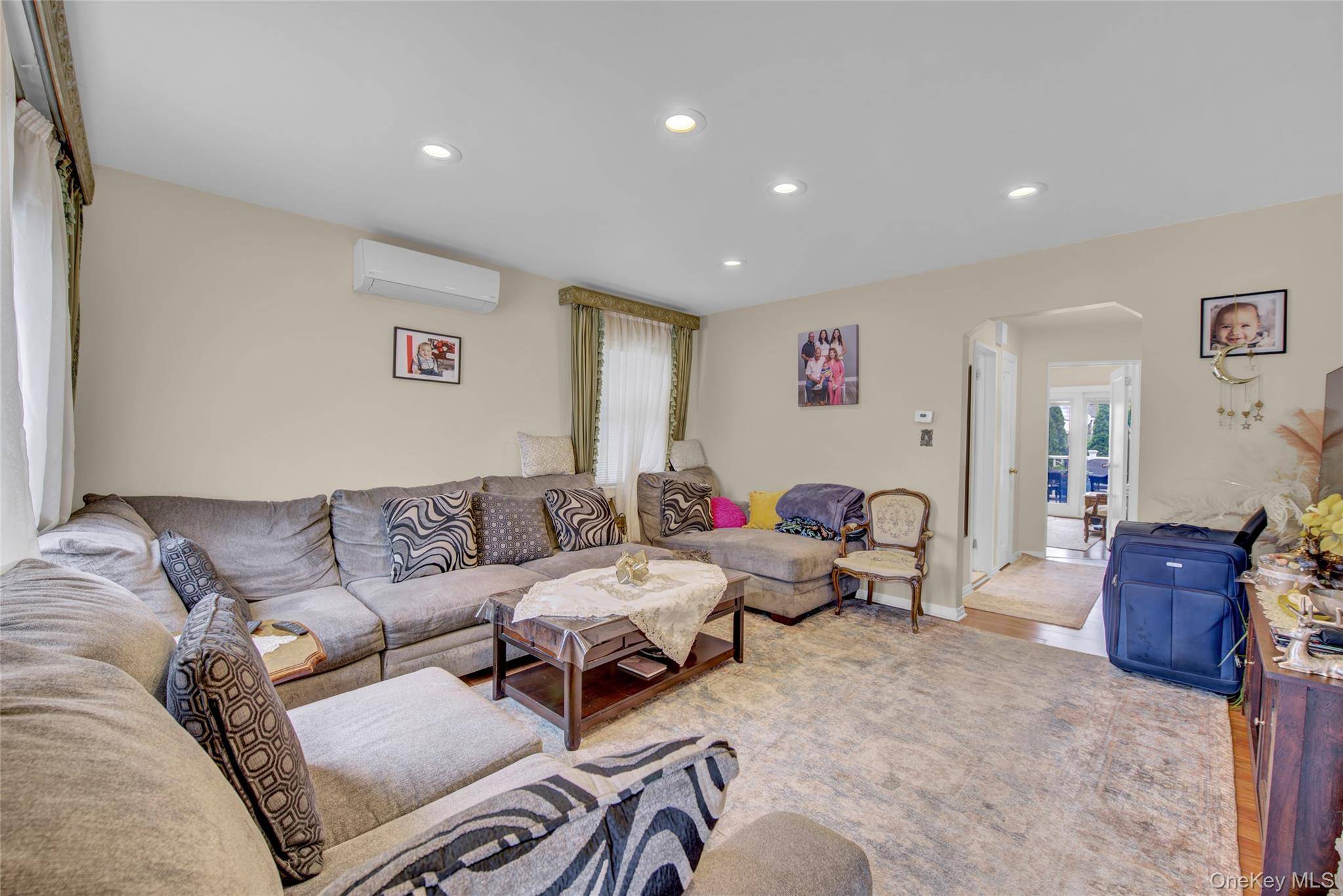4 Bedroom Home for Sale in New Hyde Park - New York - USA - 3