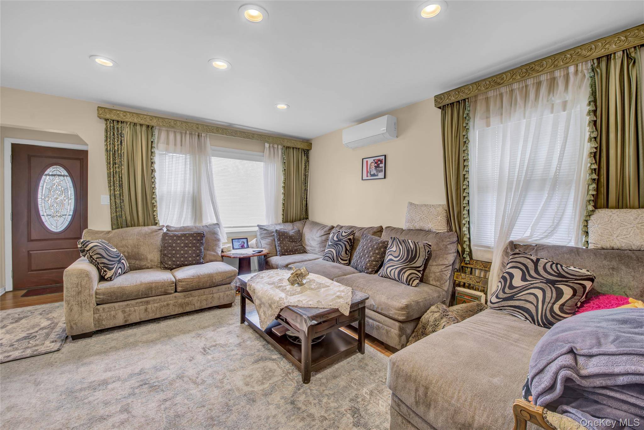 4 Bedroom Home for Sale in New Hyde Park - New York - USA - 4