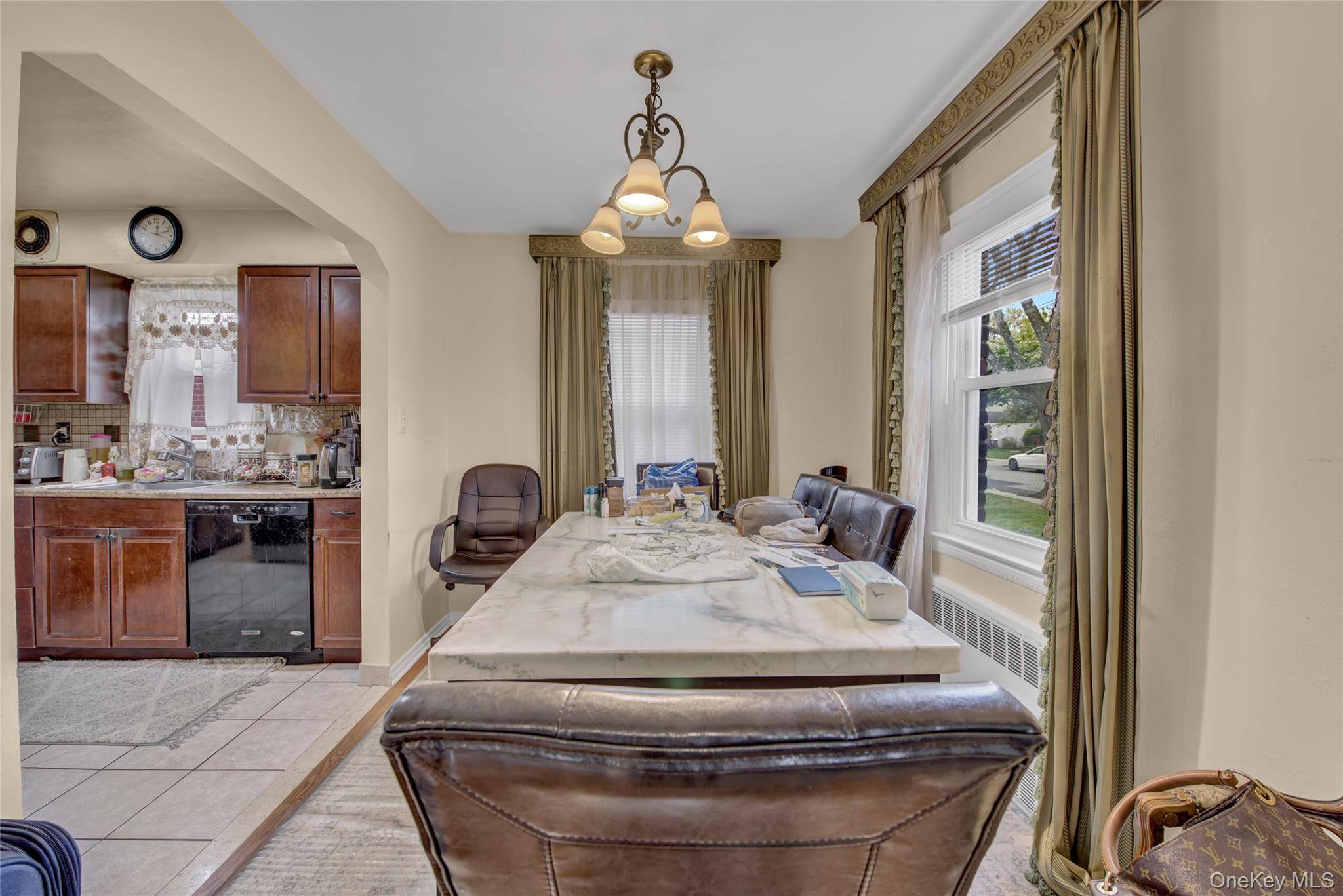 4 Bedroom Home for Sale in New Hyde Park - New York - USA - 5