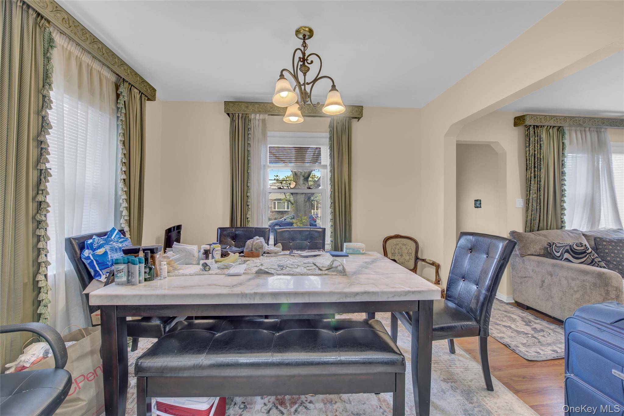 4 Bedroom Home for Sale in New Hyde Park - New York - USA - 6