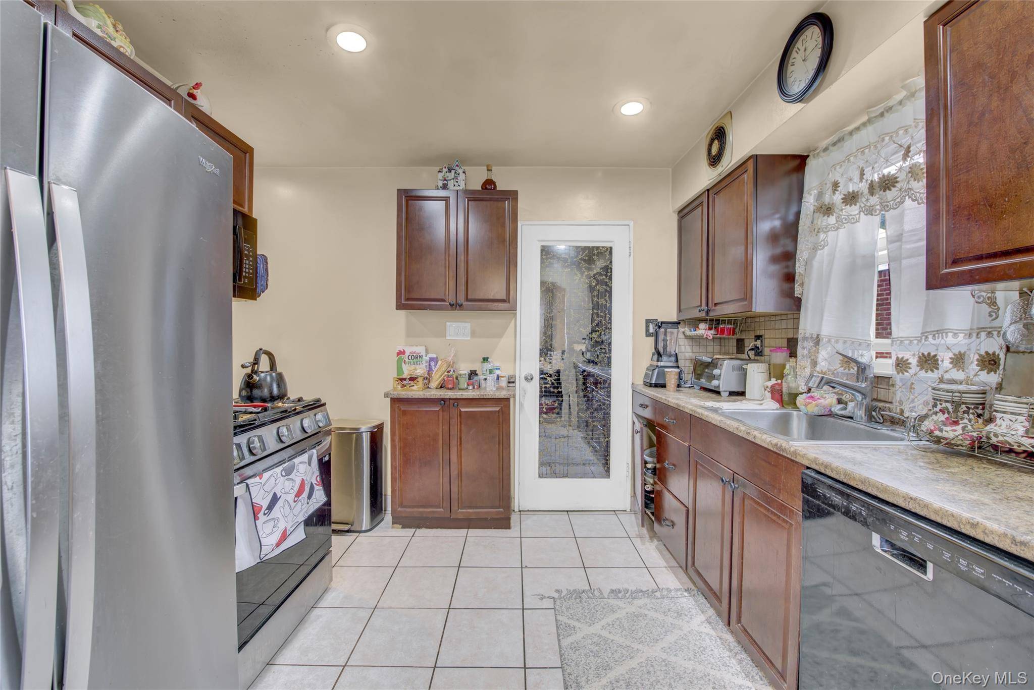 4 Bedroom Home for Sale in New Hyde Park - New York - USA - 7