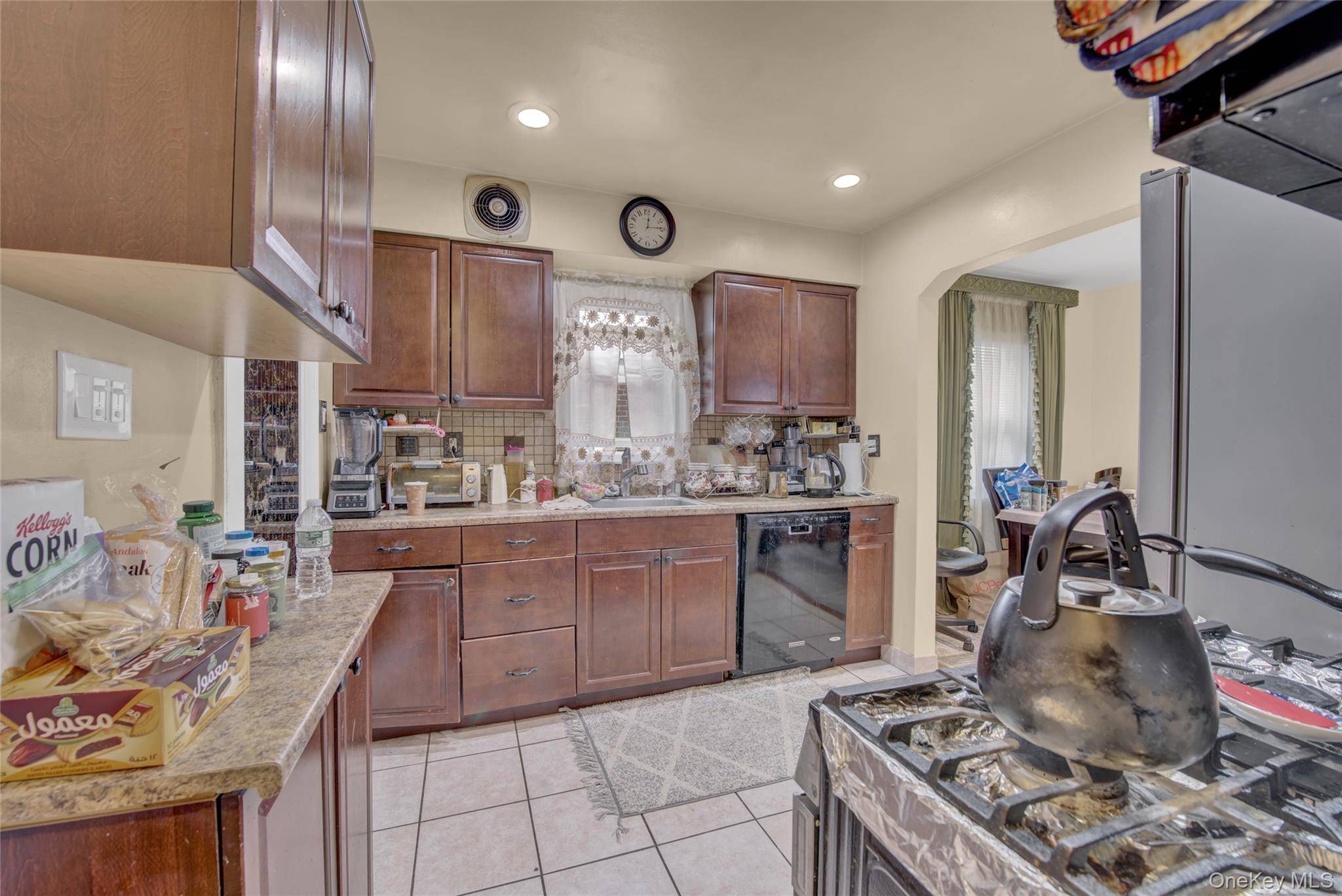 4 Bedroom Home for Sale in New Hyde Park - New York - USA - 8