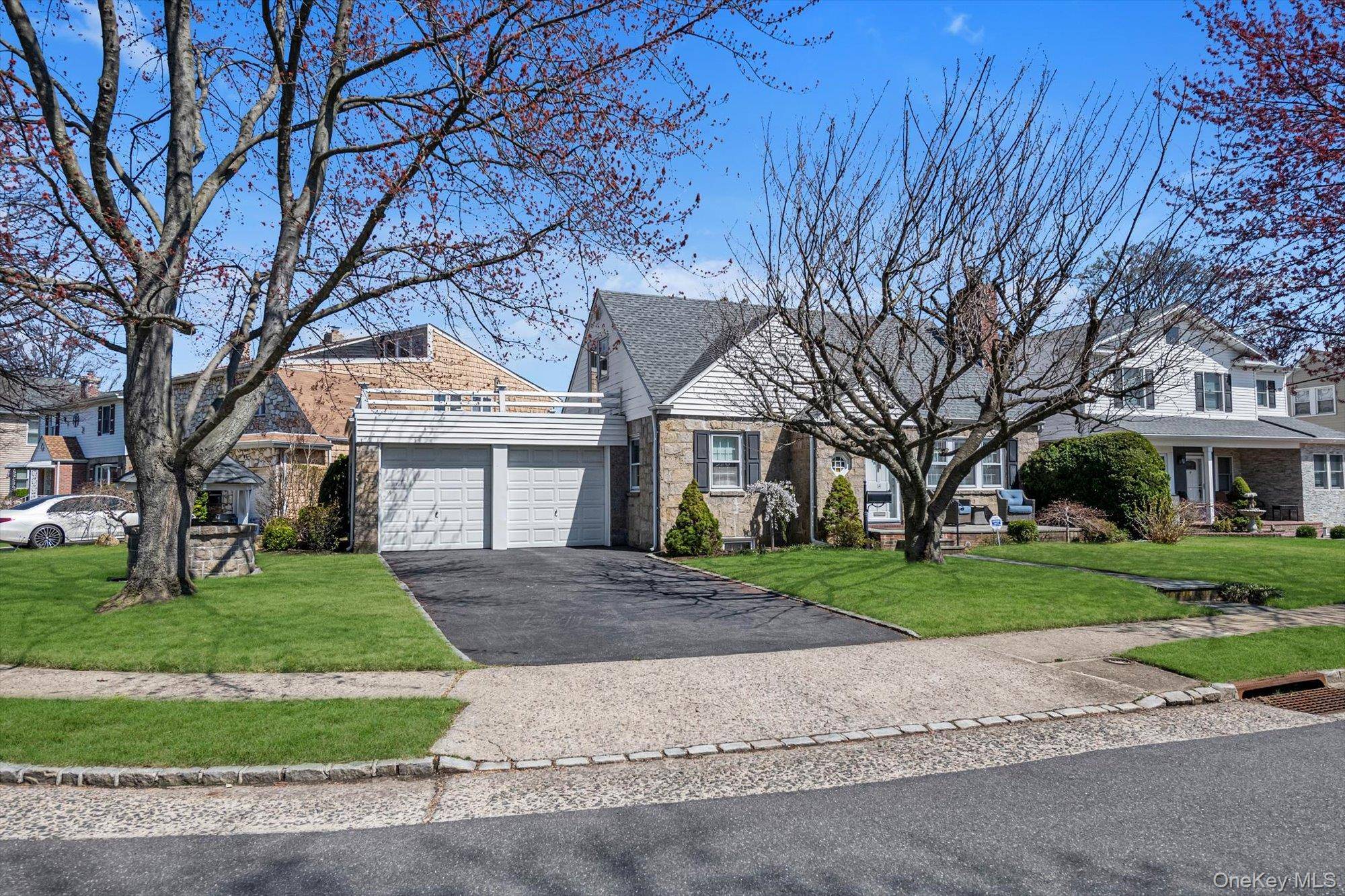 4 Bedroom Home for Sale in New Hyde Park - New York - USA - 1